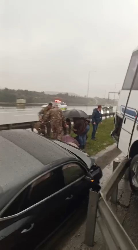 İstanbul - Başakşehir'de polis servisinin de karıştığı zincirleme kaza;1 polis şehit oldu, 16 yaralı - Görsel 2