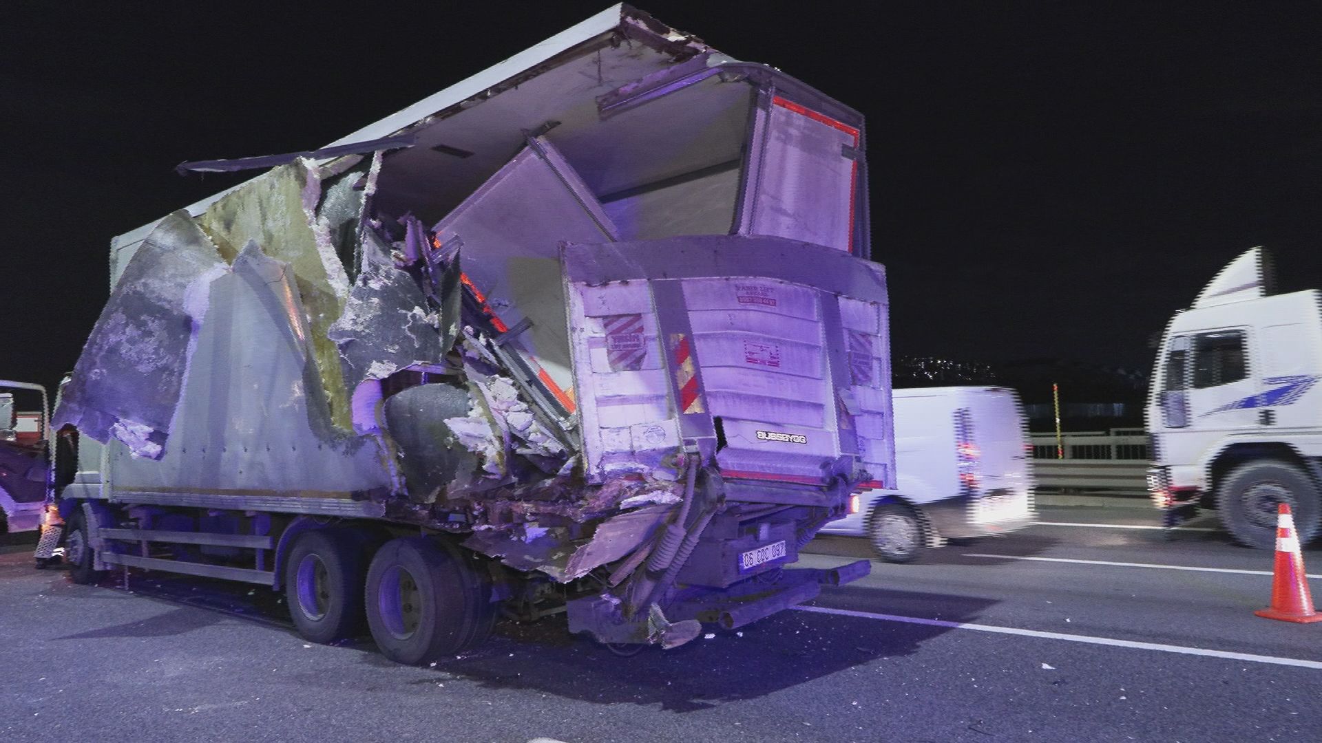 İstanbul - Sancaktepe'de seyir halindeki yolcu otobüsü TIR'a çarptı: 10 yaralı - Görsel 1