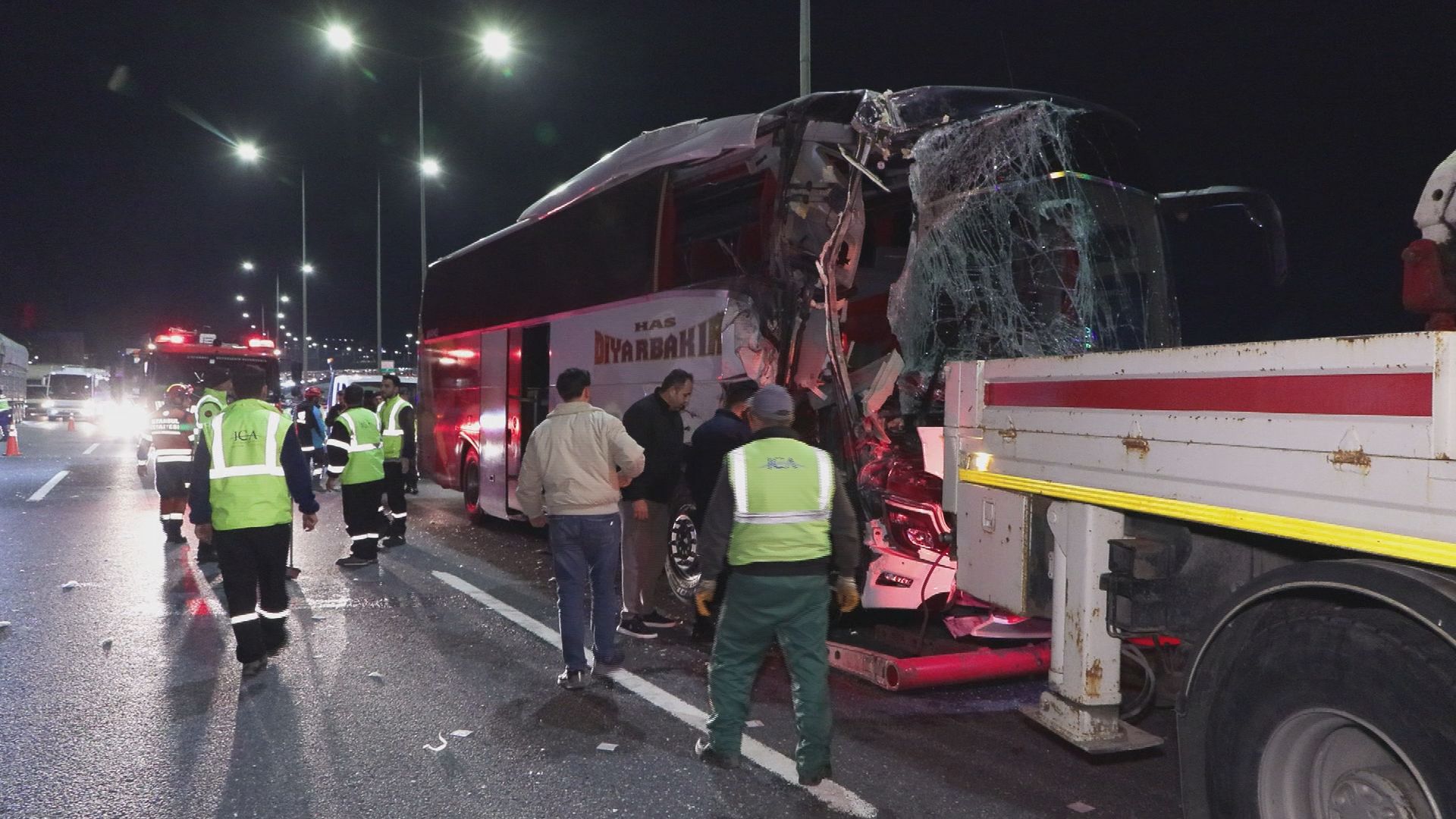 İstanbul - Sancaktepe'de seyir halindeki yolcu otobüsü TIR'a çarptı: 10 yaralı - Görsel 2