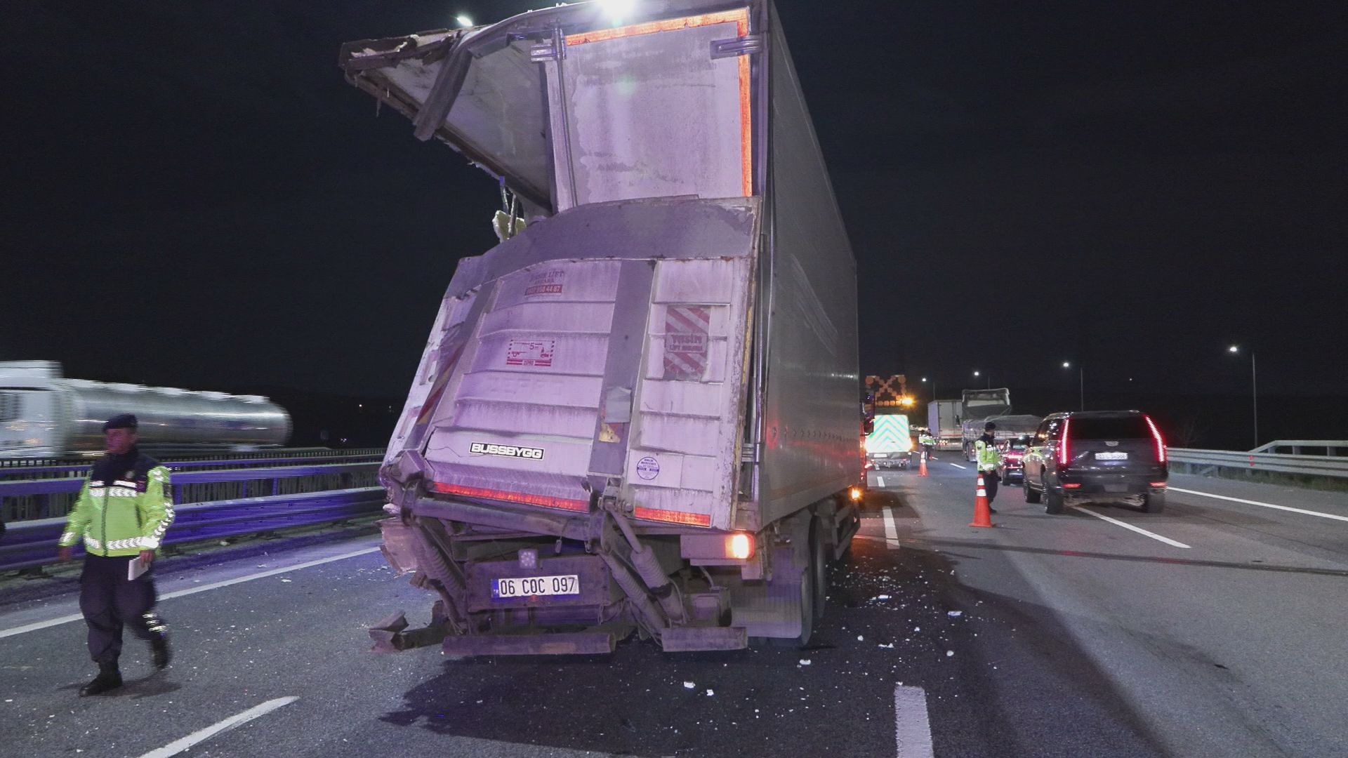 İstanbul - Sancaktepe'de seyir halindeki yolcu otobüsü TIR'a çarptı: 10 yaralı - Görsel 3