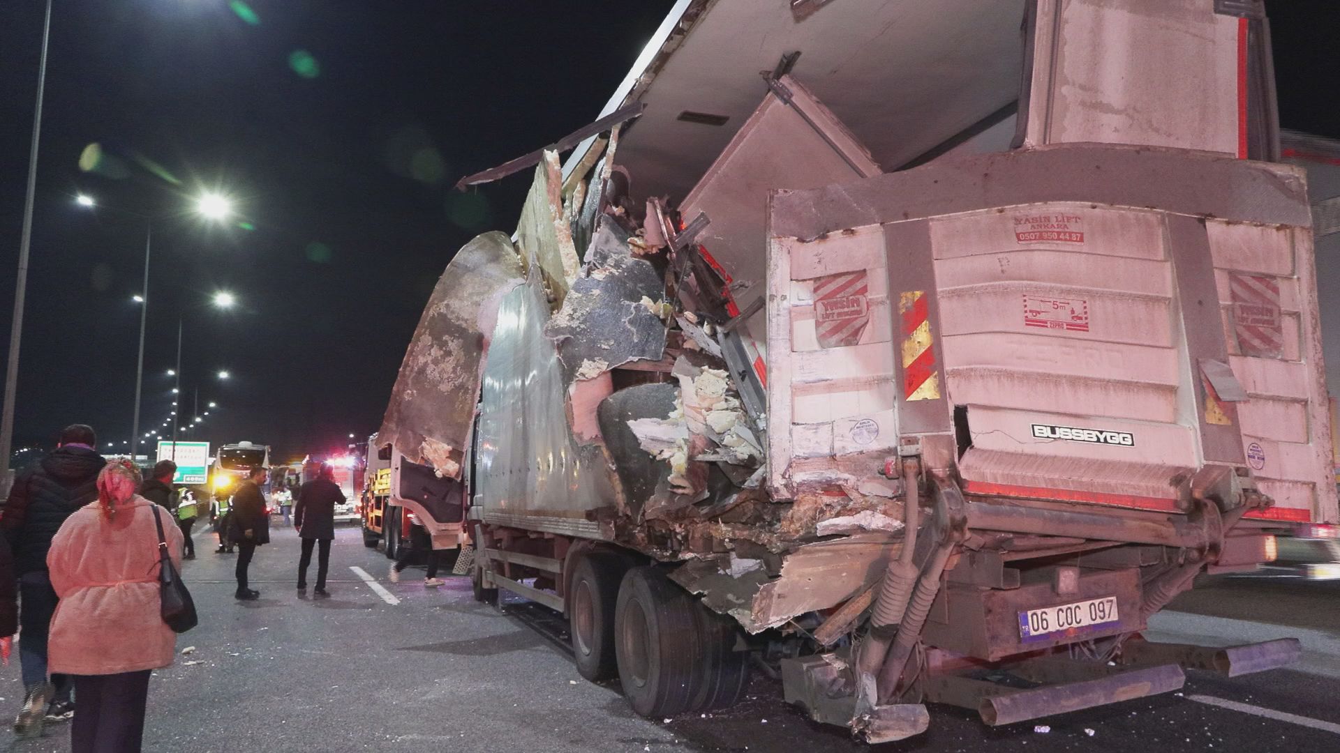 İstanbul - Sancaktepe'de seyir halindeki yolcu otobüsü TIR'a çarptı: 10 yaralı - Görsel 4
