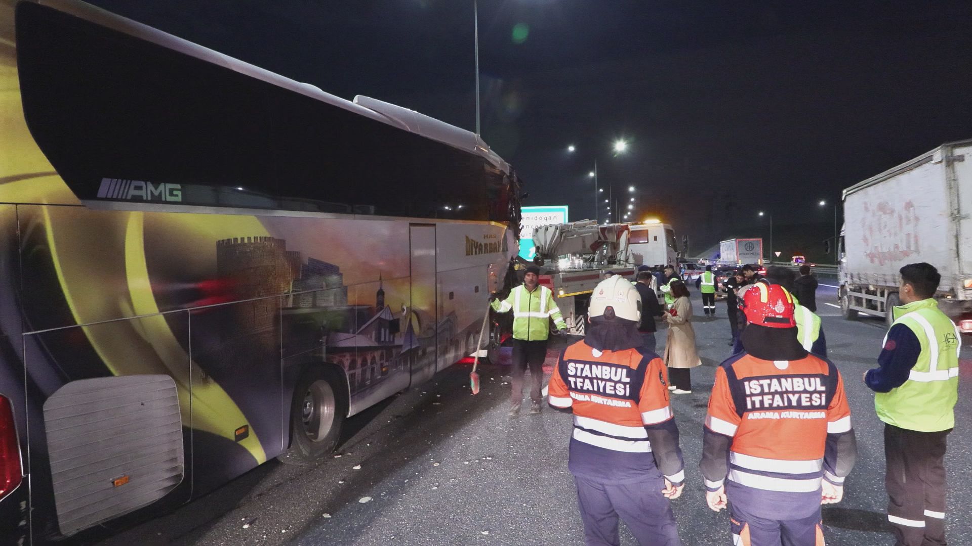 İstanbul - Sancaktepe'de seyir halindeki yolcu otobüsü TIR'a çarptı: 10 yaralı - Görsel 5