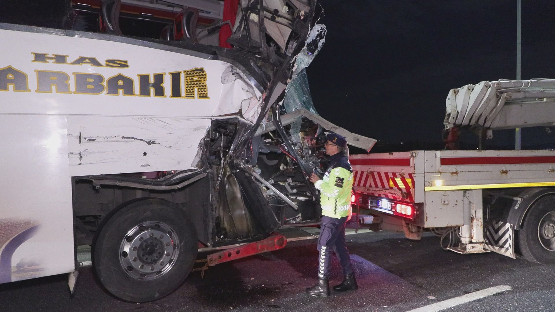 İstanbul - Sancaktepe'de seyir halindeki yolcu otobüsü TIR'a çarptı: 10 yaralı - Görsel 6