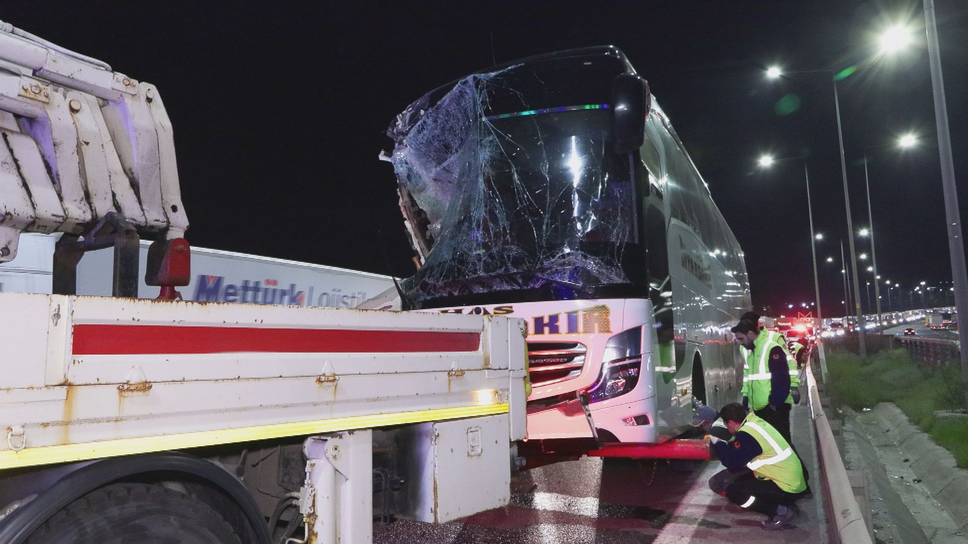 İstanbul - Sancaktepe'de seyir halindeki yolcu otobüsü TIR'a çarptı: 10 yaralı - Görsel 7