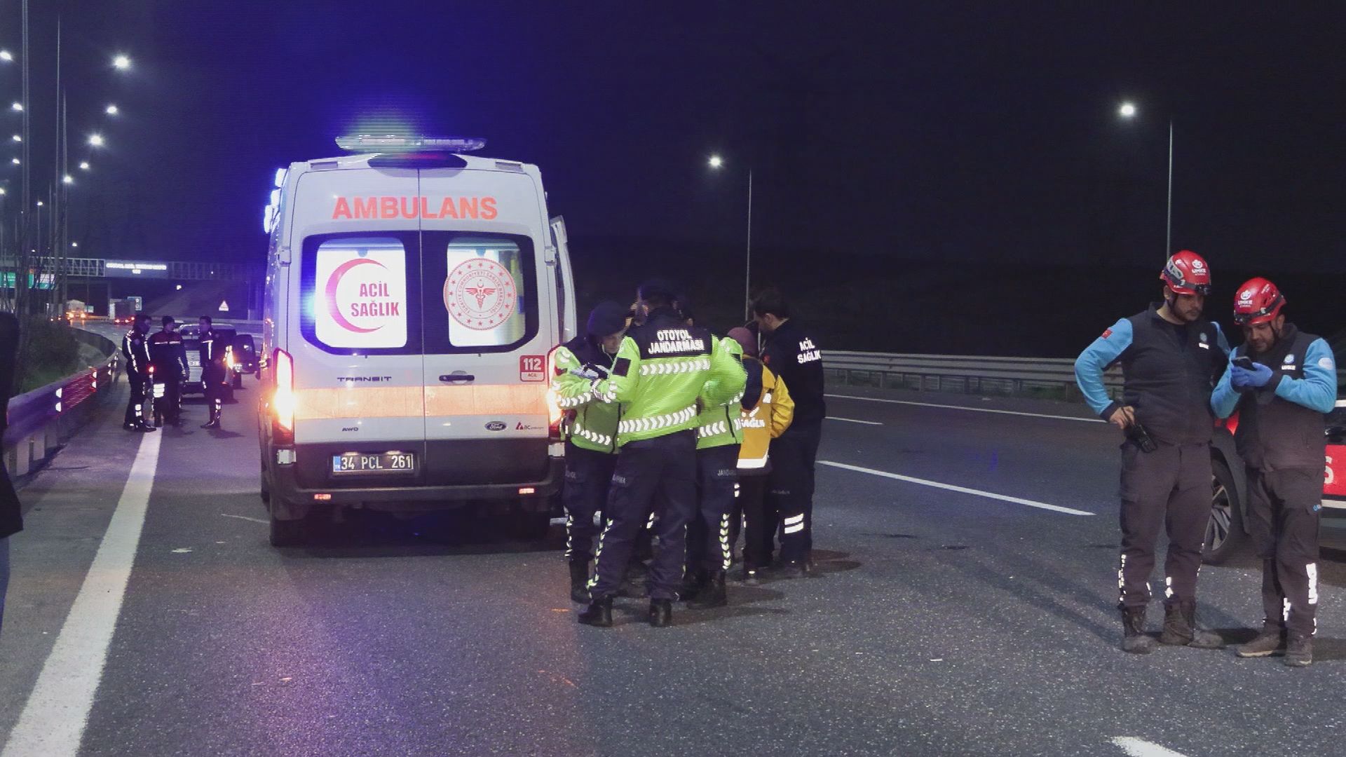 İstanbul - Sancaktepe'de seyir halindeki yolcu otobüsü TIR'a çarptı: 10 yaralı - Görsel 8