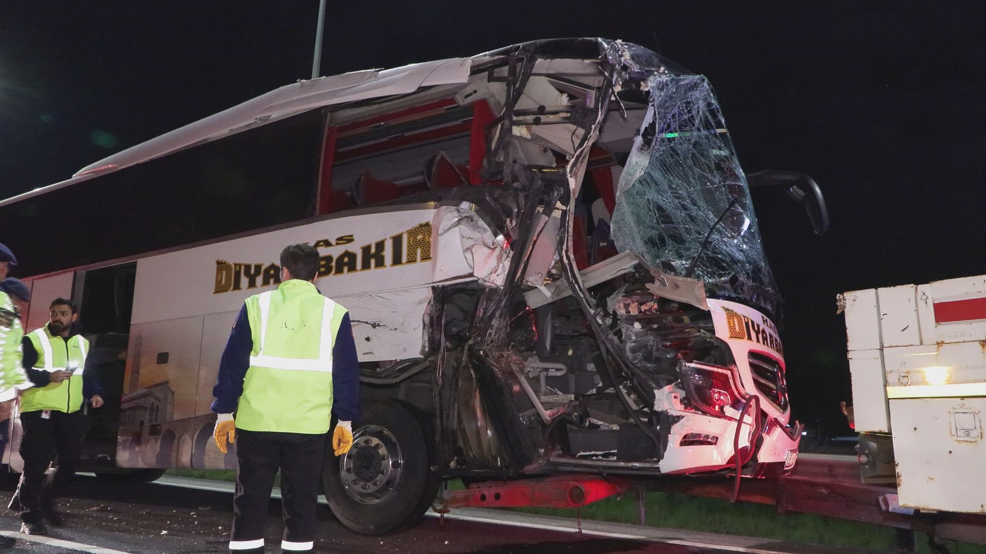 İstanbul - Sancaktepe'de seyir halindeki yolcu otobüsü TIR'a çarptı: 10 yaralı - Görsel 10