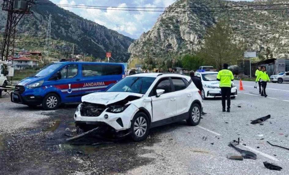 Akseki’de iki otomobil çarpıştı: 3 yaralı - Görsel 1