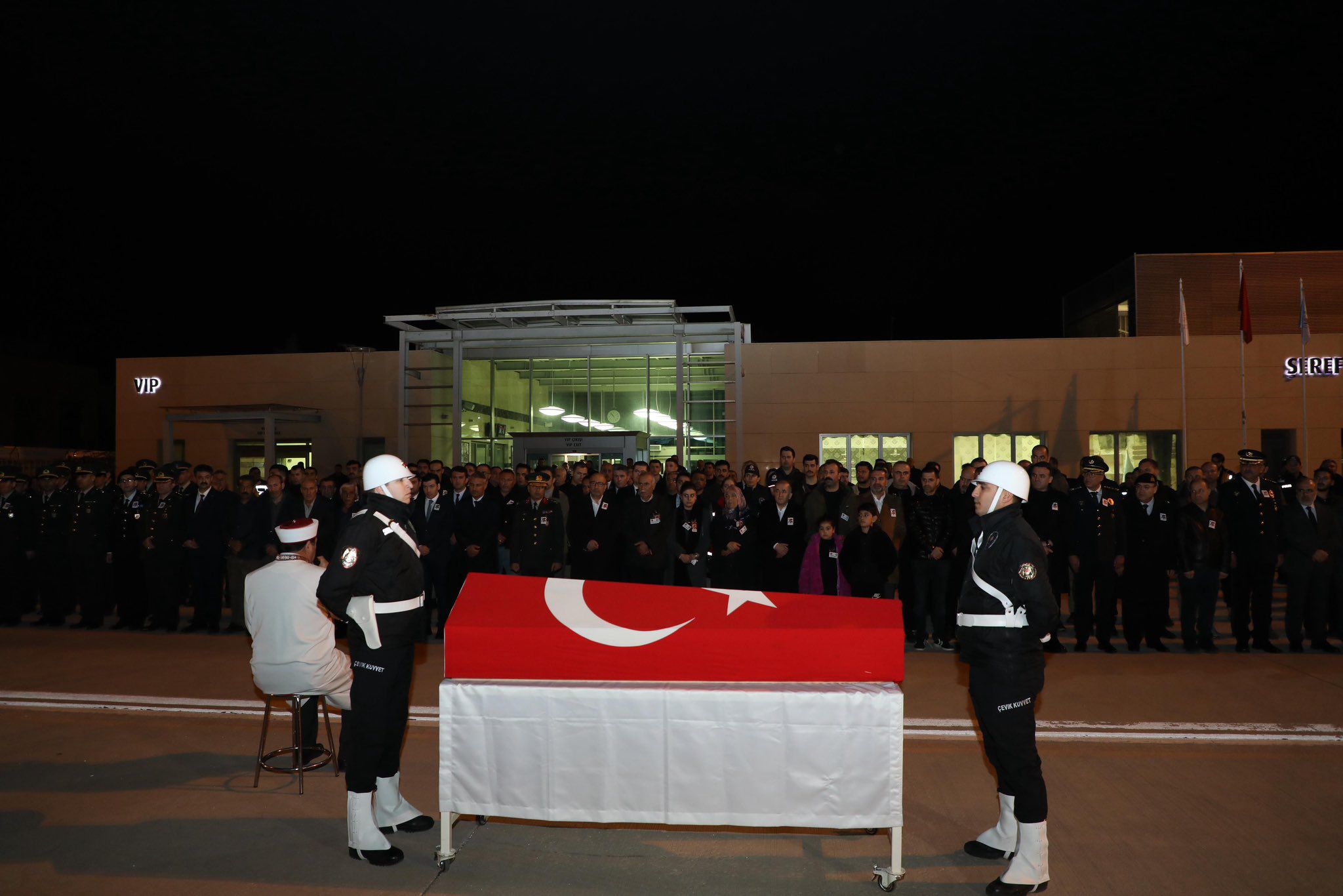 Şehit polis Seçkin Yalçın’ın cenazesi, memleketi Elazığ’a getirildi - Görsel 1