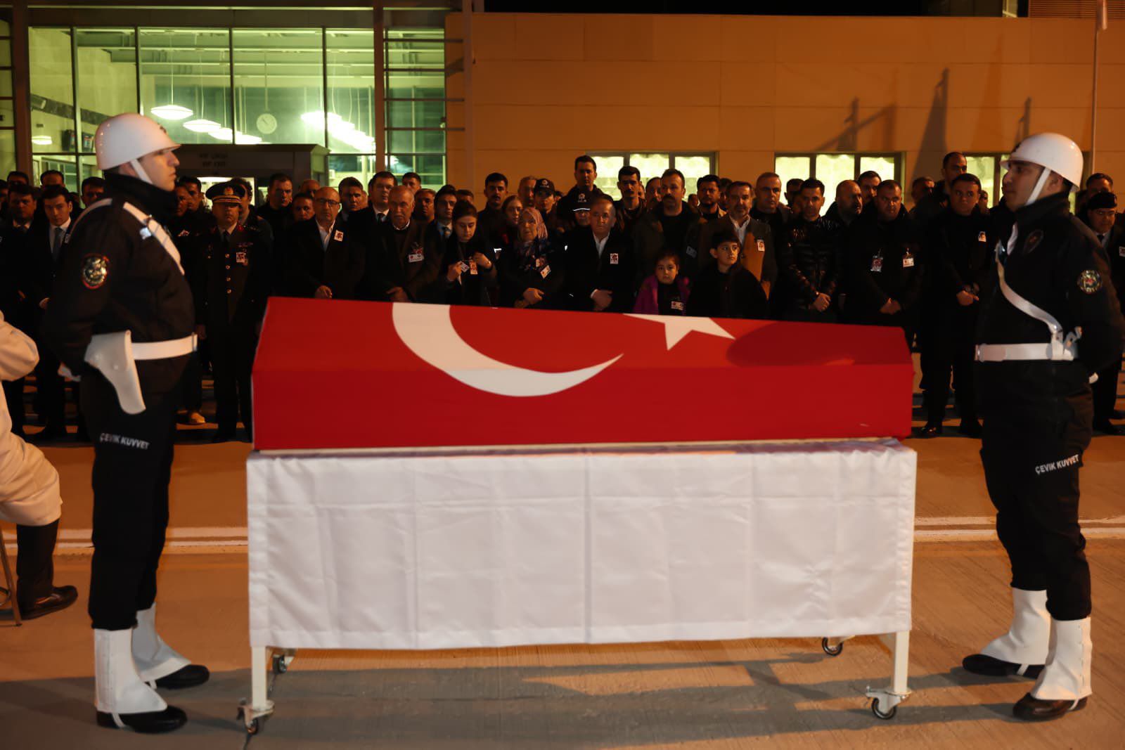 Şehit polis Seçkin Yalçın’ın cenazesi, memleketi Elazığ’a getirildi - Görsel 4