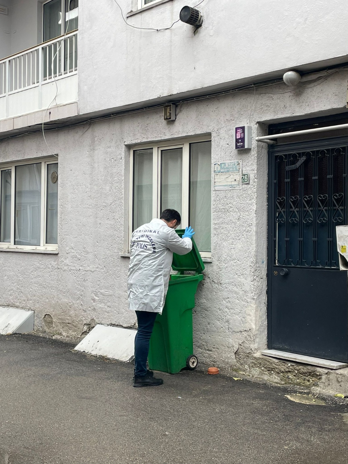 Kayıp ihbarında bulunduğu 75 yaşındaki emekli polis eşini öldürüp, satır ve bıçakla 15 parçaya ayırmış - Görsel 1