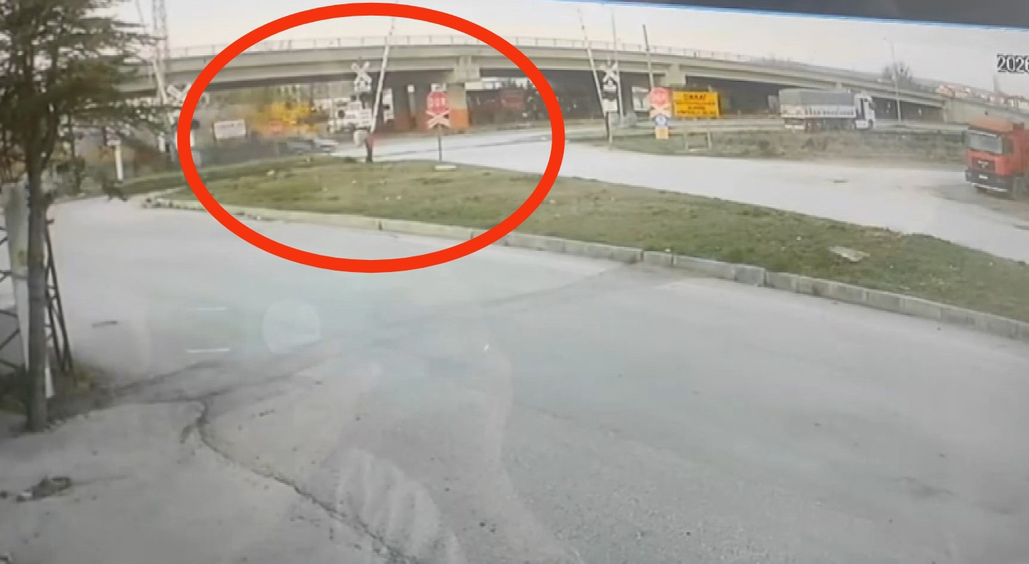 Konya- TIR, otomobile çarptı: 1 kişi öldü, kaza anı kamerada - Görsel 2