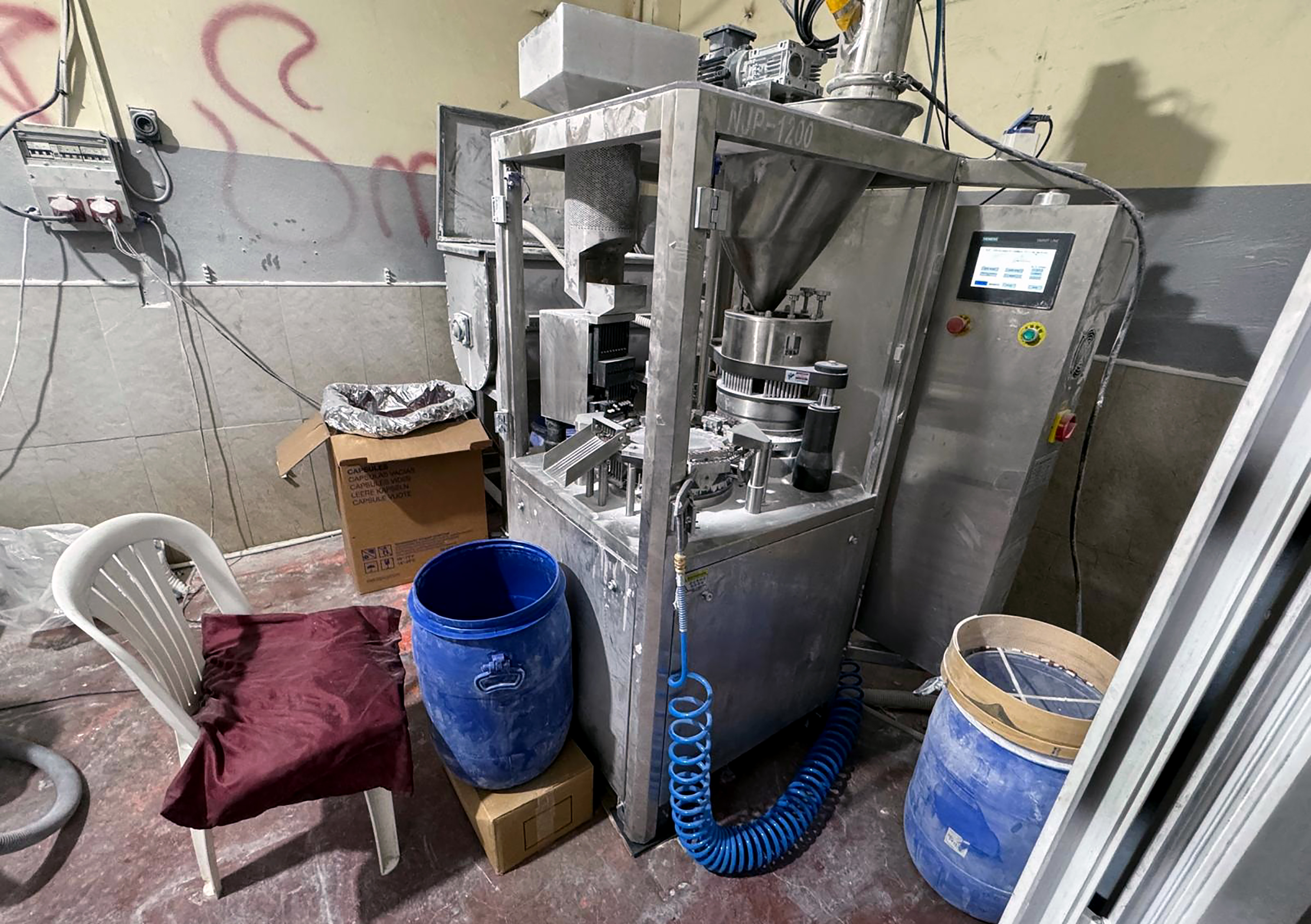 Adana- Uyuşturucu hapları kamufle etmek için, ‘Afiyet olsun’ yazılı folyoyla paketlemişler - Görsel 1