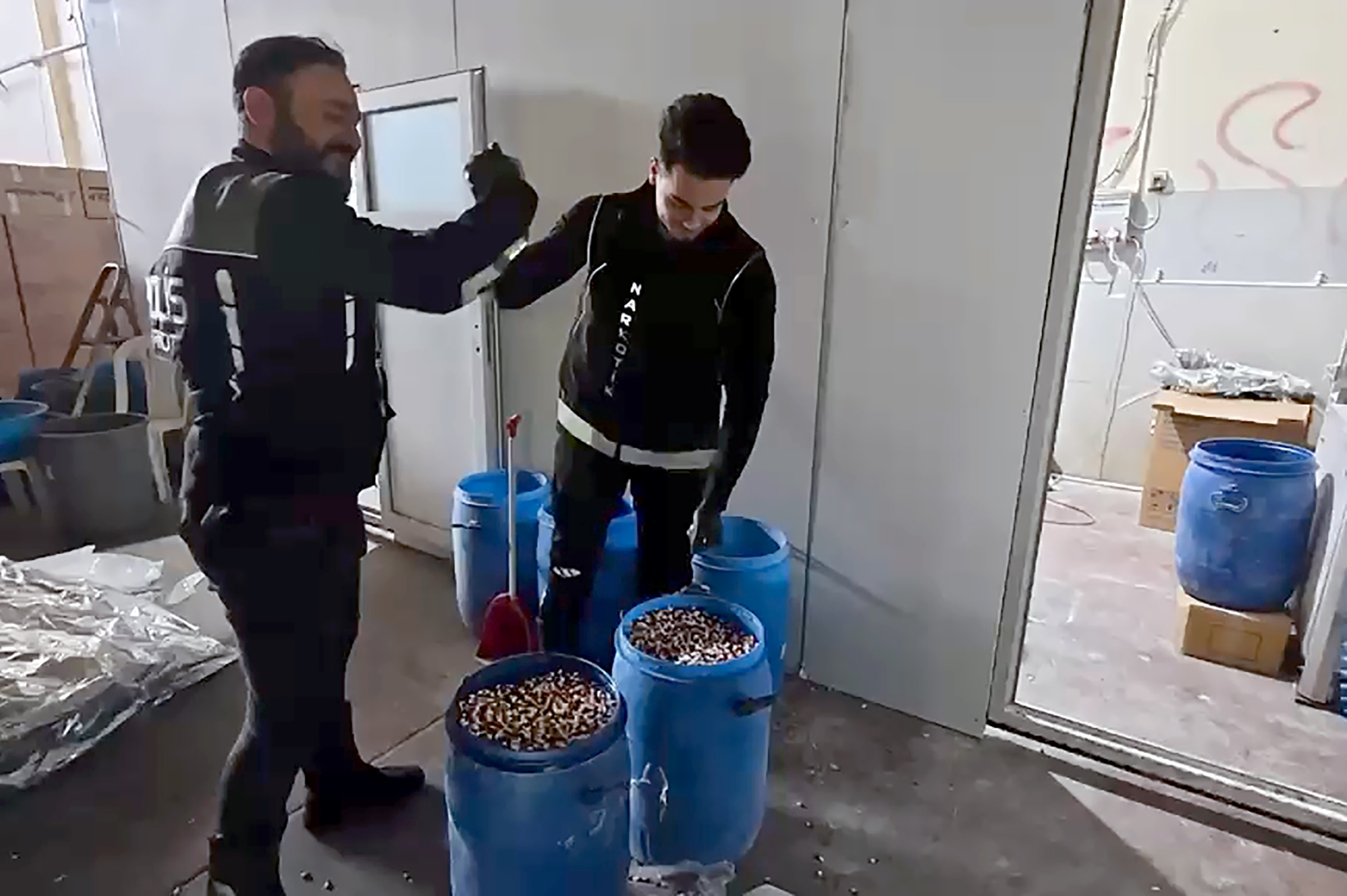 Adana- Uyuşturucu hapları kamufle etmek için, ‘Afiyet olsun’ yazılı folyoyla paketlemişler - Görsel 3