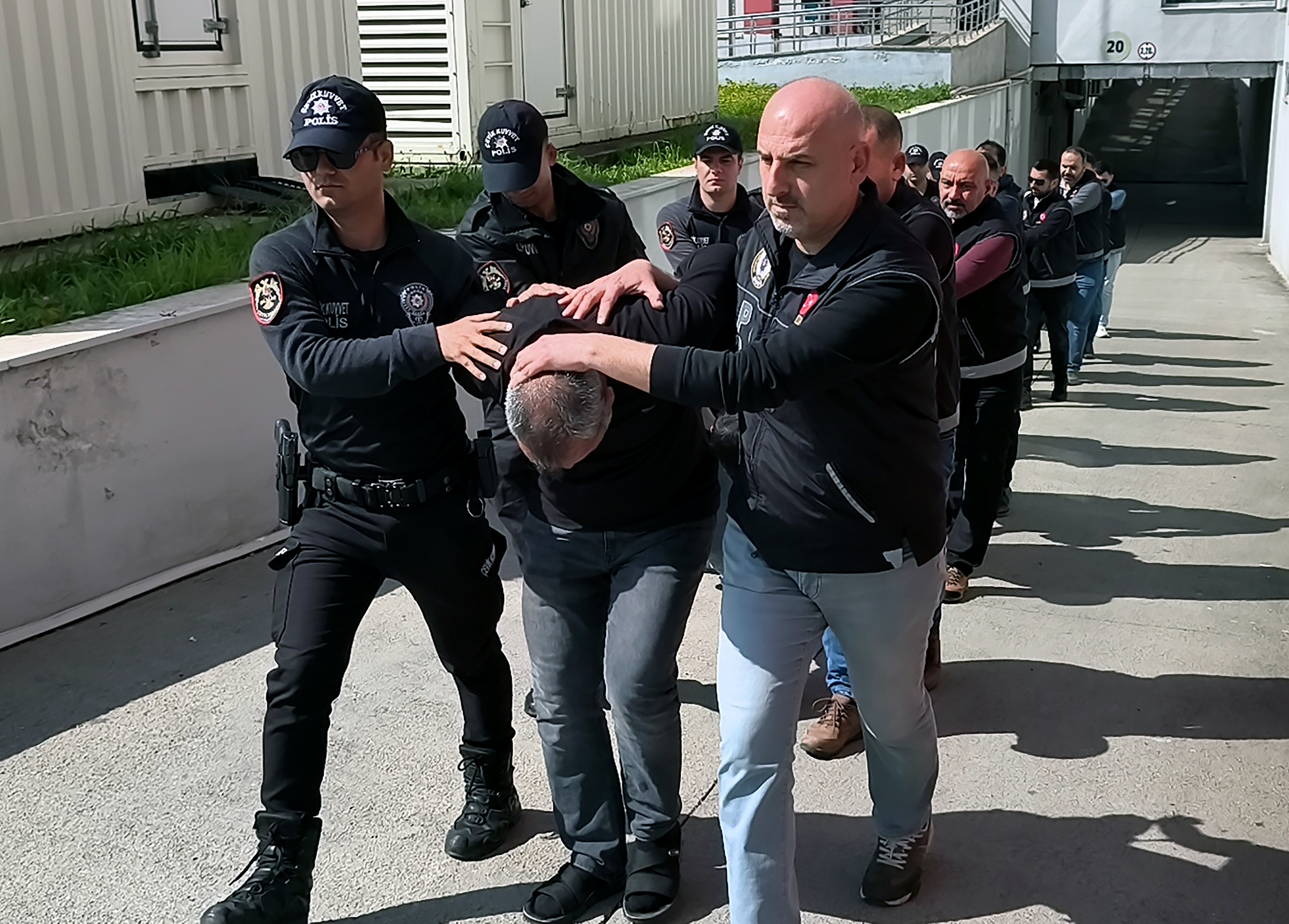 Adana- Uyuşturucu hapları kamufle etmek için, ‘Afiyet olsun’ yazılı folyoyla paketlemişler - Görsel 6