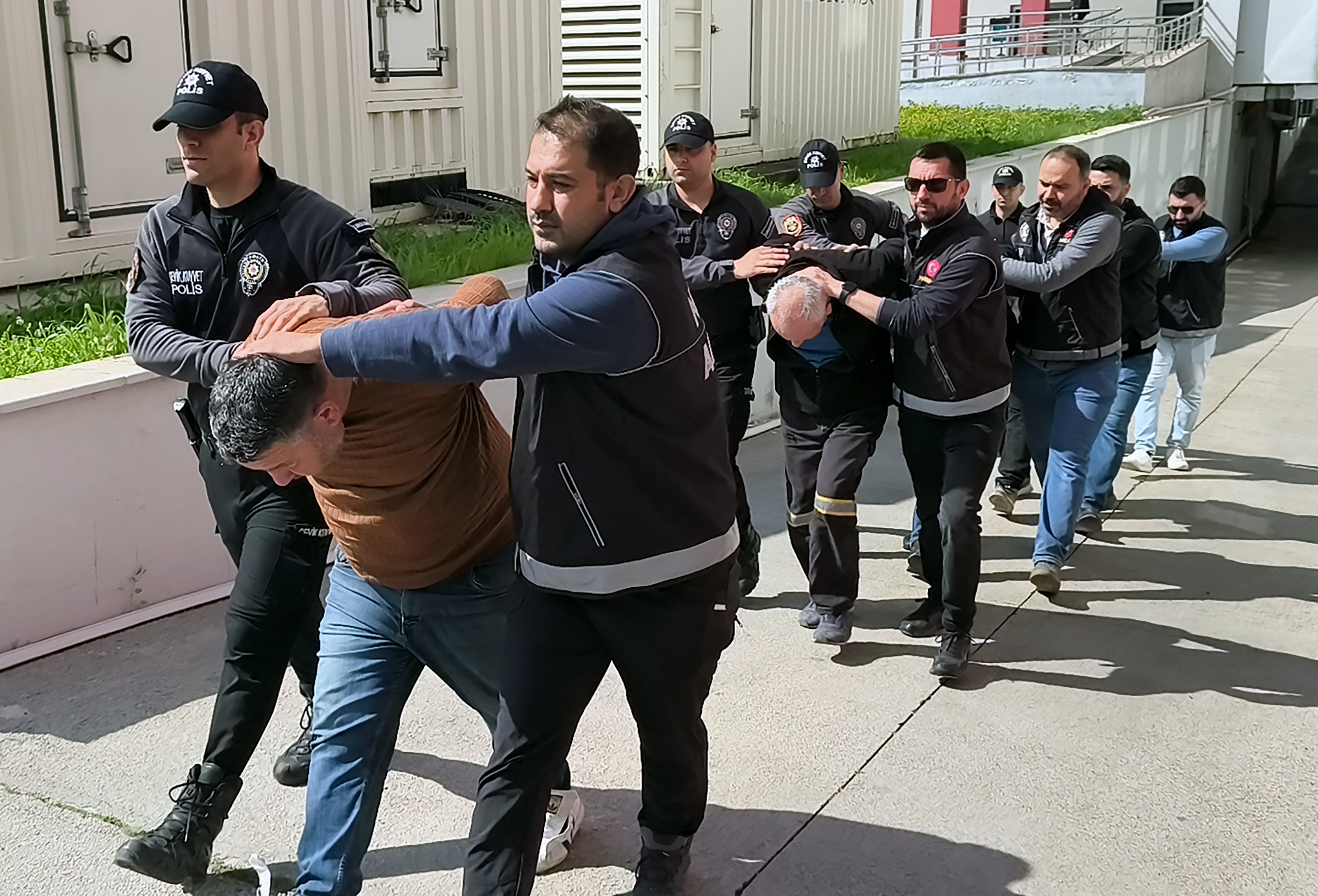 Adana- Uyuşturucu hapları kamufle etmek için, ‘Afiyet olsun’ yazılı folyoyla paketlemişler - Görsel 7