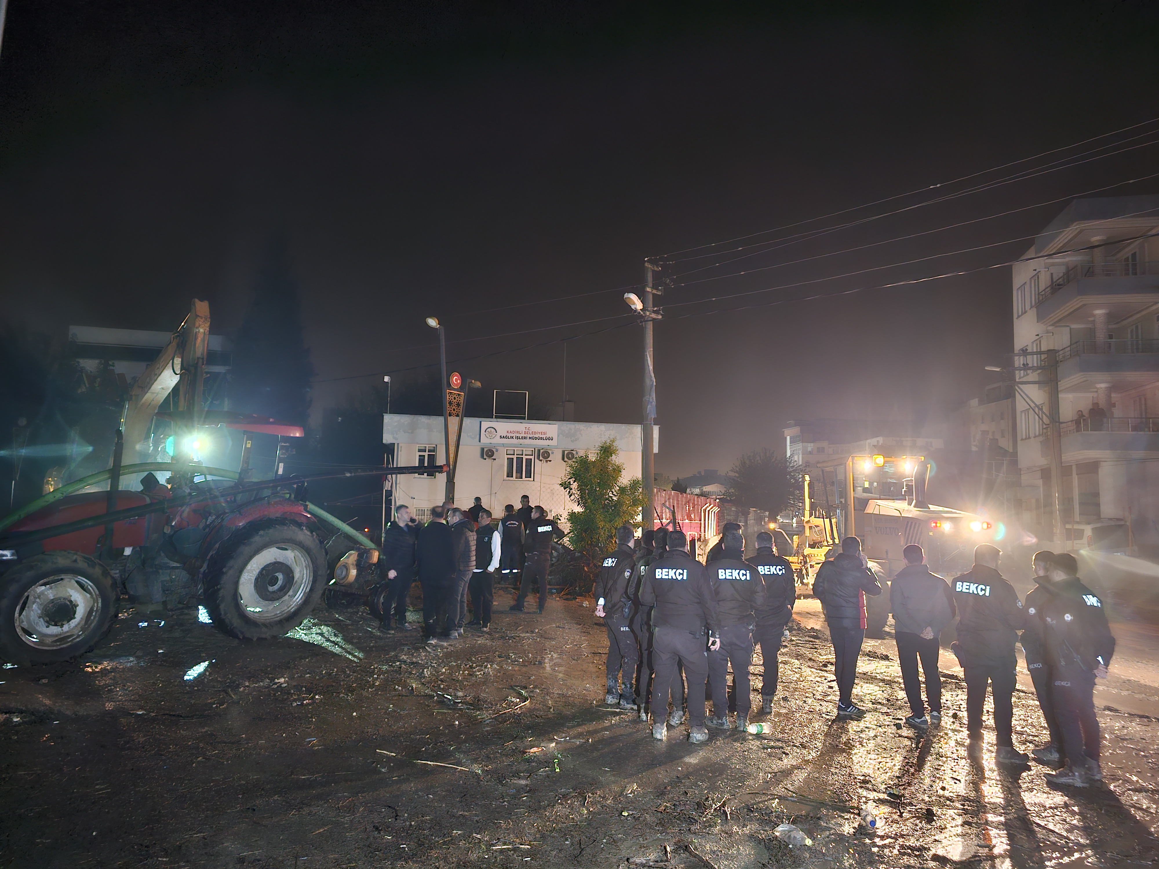 Osmaniye'de sağanak nedeniyle Savrun Çayı ve Bülbül Deresi taştı; sele kapılan otomobildeki 2 kişi öldü - Görsel 1