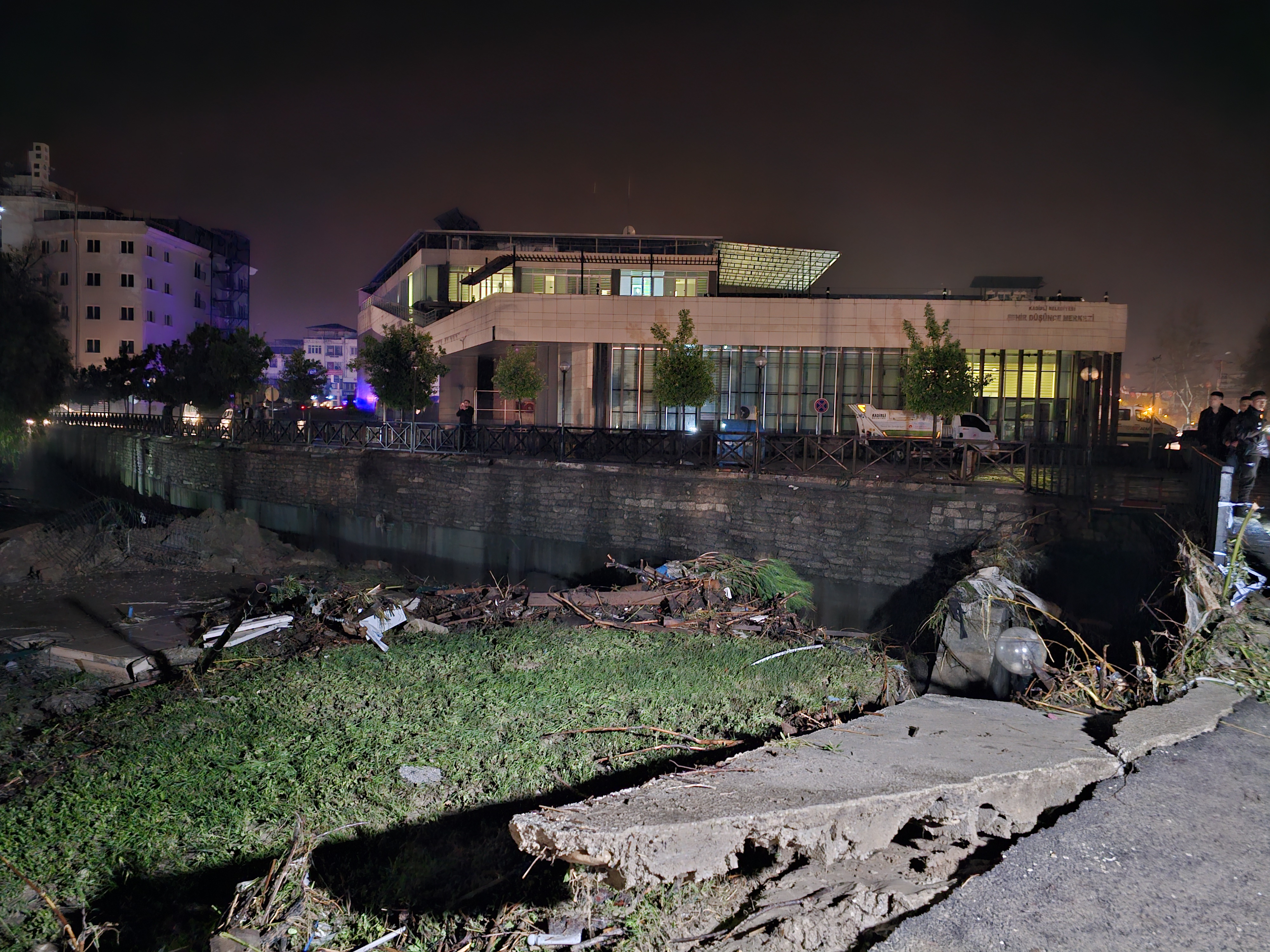 Osmaniye'de sağanak nedeniyle Savrun Çayı ve Bülbül Deresi taştı; sele kapılan otomobildeki 2 kişi öldü - Görsel 2