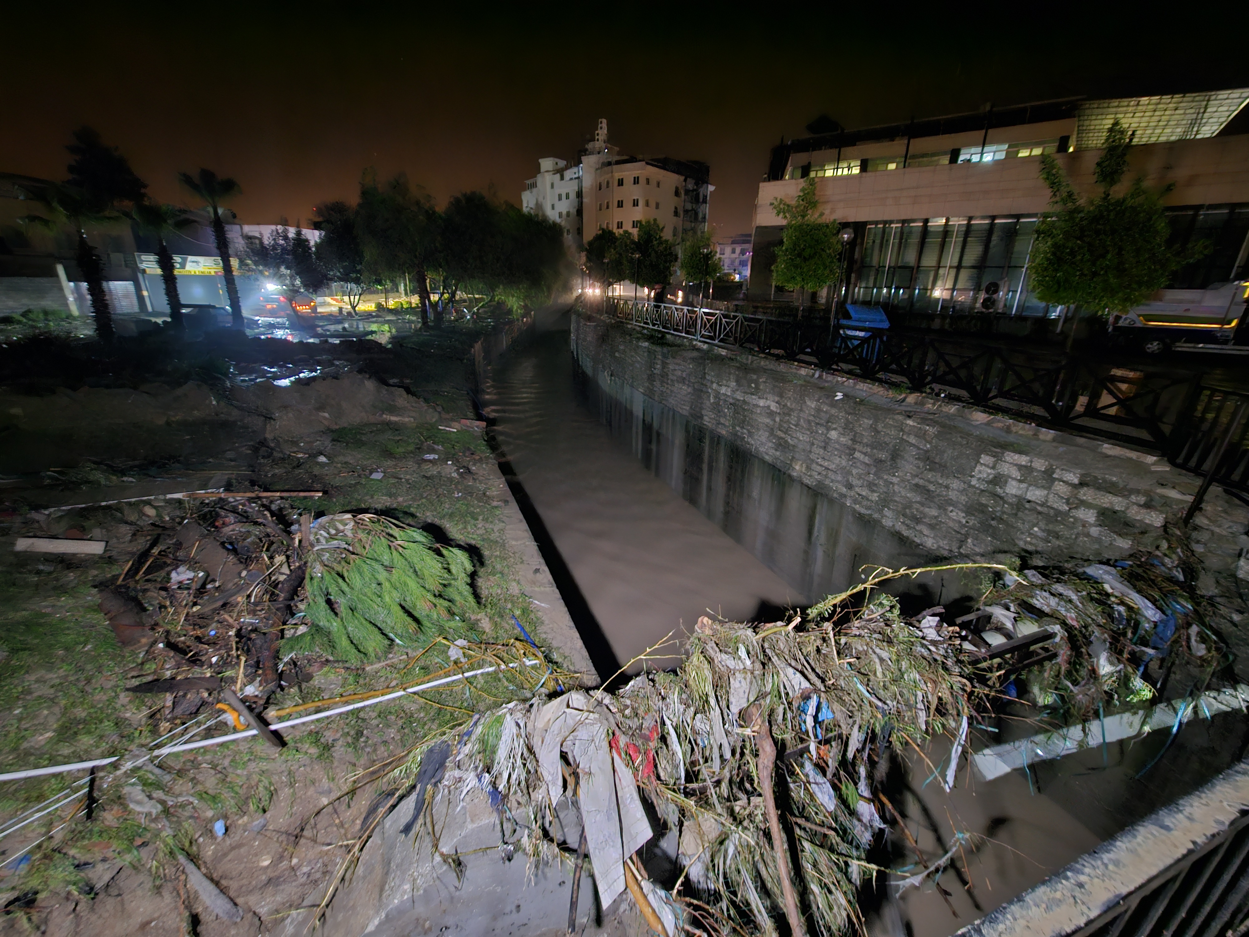 Osmaniye'de sağanak nedeniyle Savrun Çayı ve Bülbül Deresi taştı; sele kapılan otomobildeki 2 kişi öldü - Görsel 3
