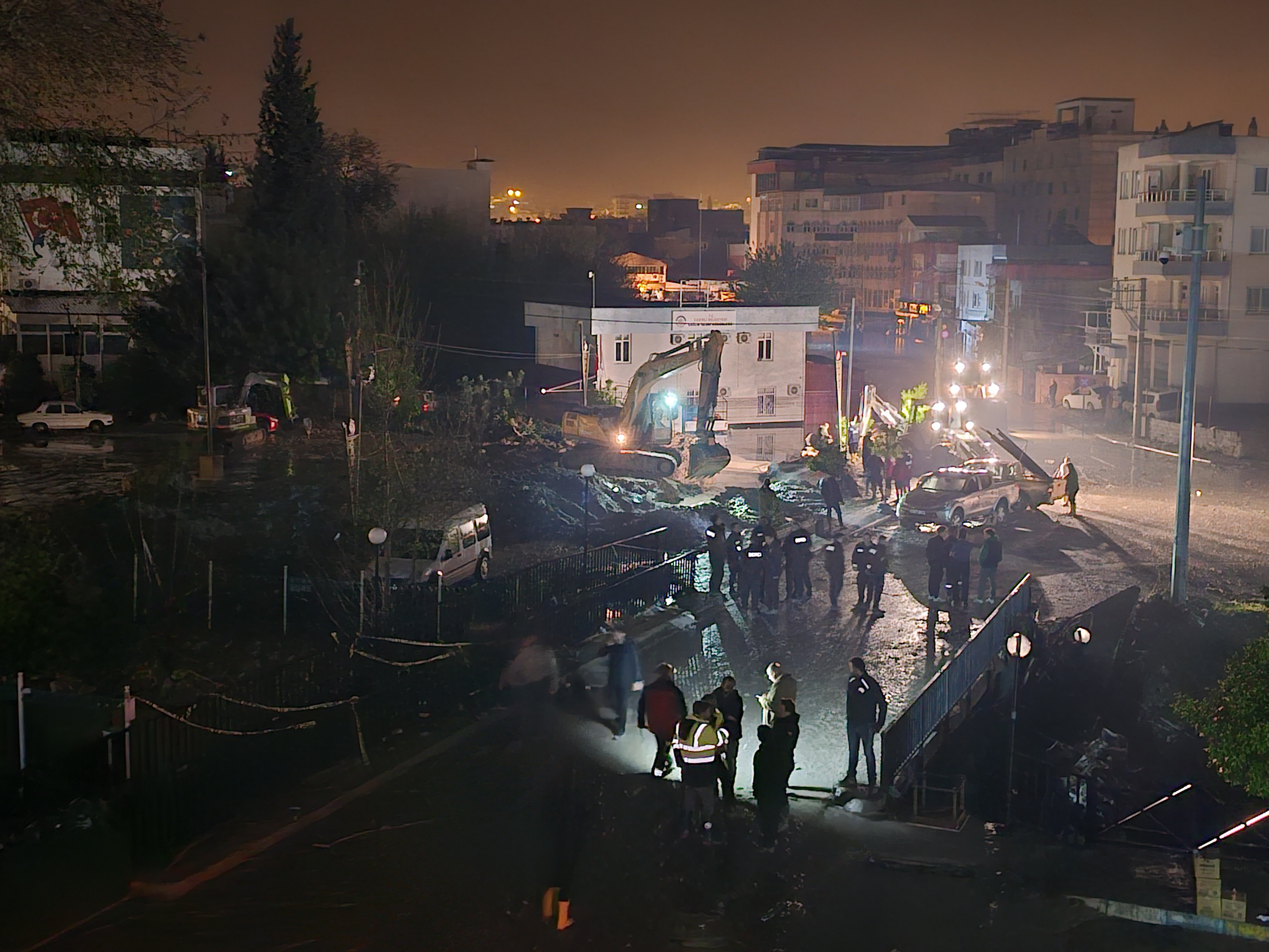Osmaniye'de sağanak nedeniyle Savrun Çayı ve Bülbül Deresi taştı; sele kapılan otomobildeki 2 kişi öldü - Görsel 5