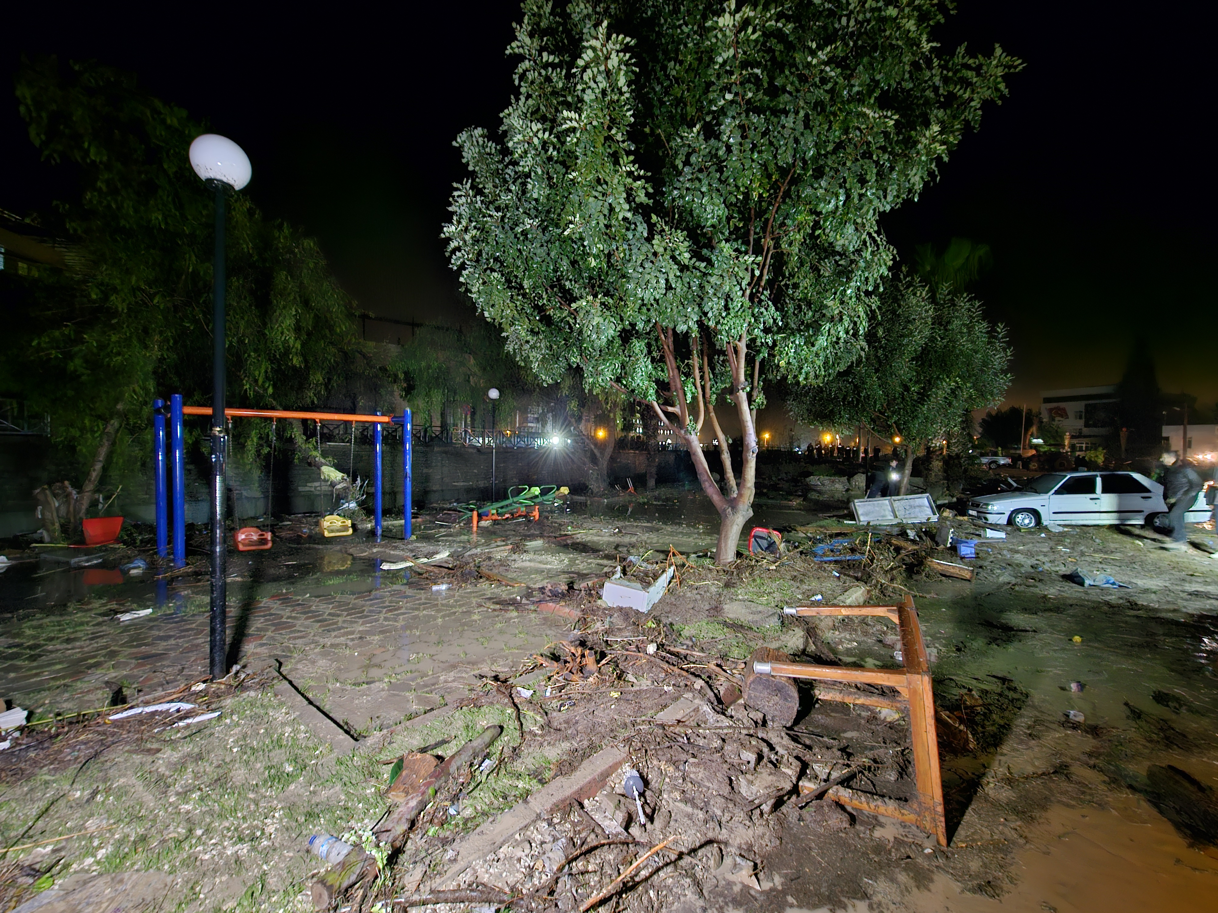 Osmaniye'de sağanak nedeniyle Savrun Çayı ve Bülbül Deresi taştı; sele kapılan otomobildeki 2 kişi öldü - Görsel 8