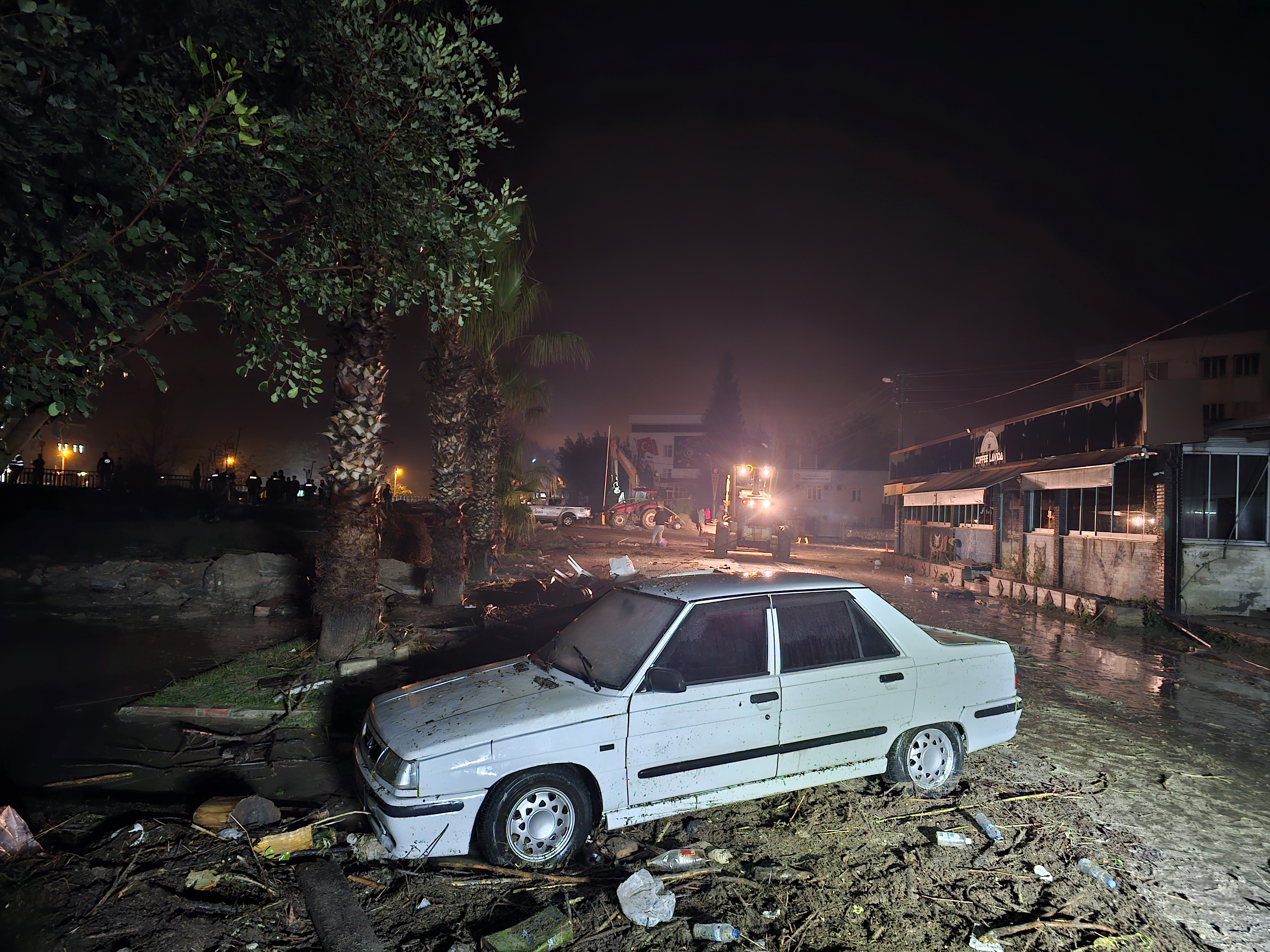 Osmaniye'de sağanak nedeniyle Savrun Çayı ve Bülbül Deresi taştı; sele kapılan otomobildeki 2 kişi öldü - Görsel 9