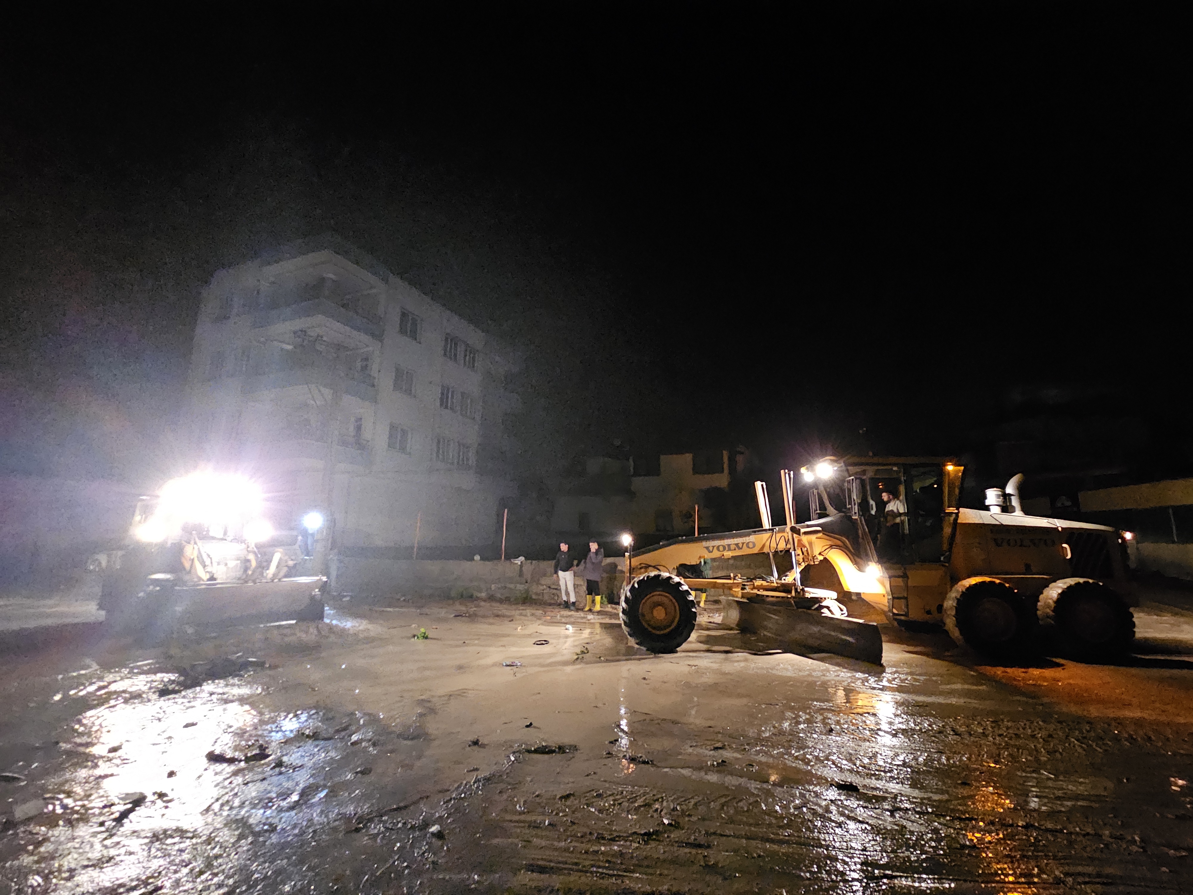 Osmaniye'de sağanak nedeniyle Savrun Çayı ve Bülbül Deresi taştı; sele kapılan otomobildeki 2 kişi öldü - Görsel 10