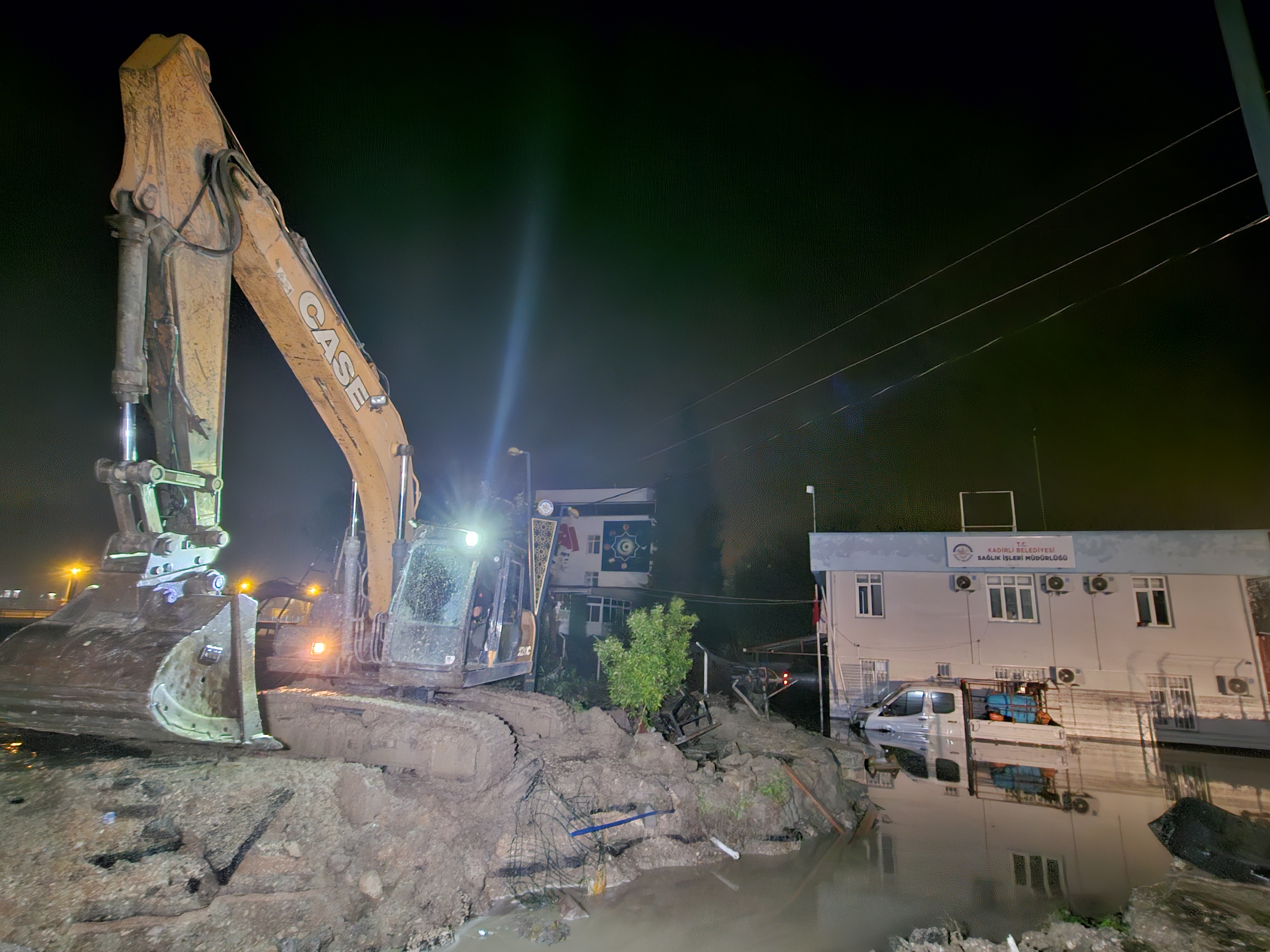 Osmaniye'de sağanak nedeniyle Savrun Çayı ve Bülbül Deresi taştı; sele kapılan otomobildeki 2 kişi öldü - Görsel 12