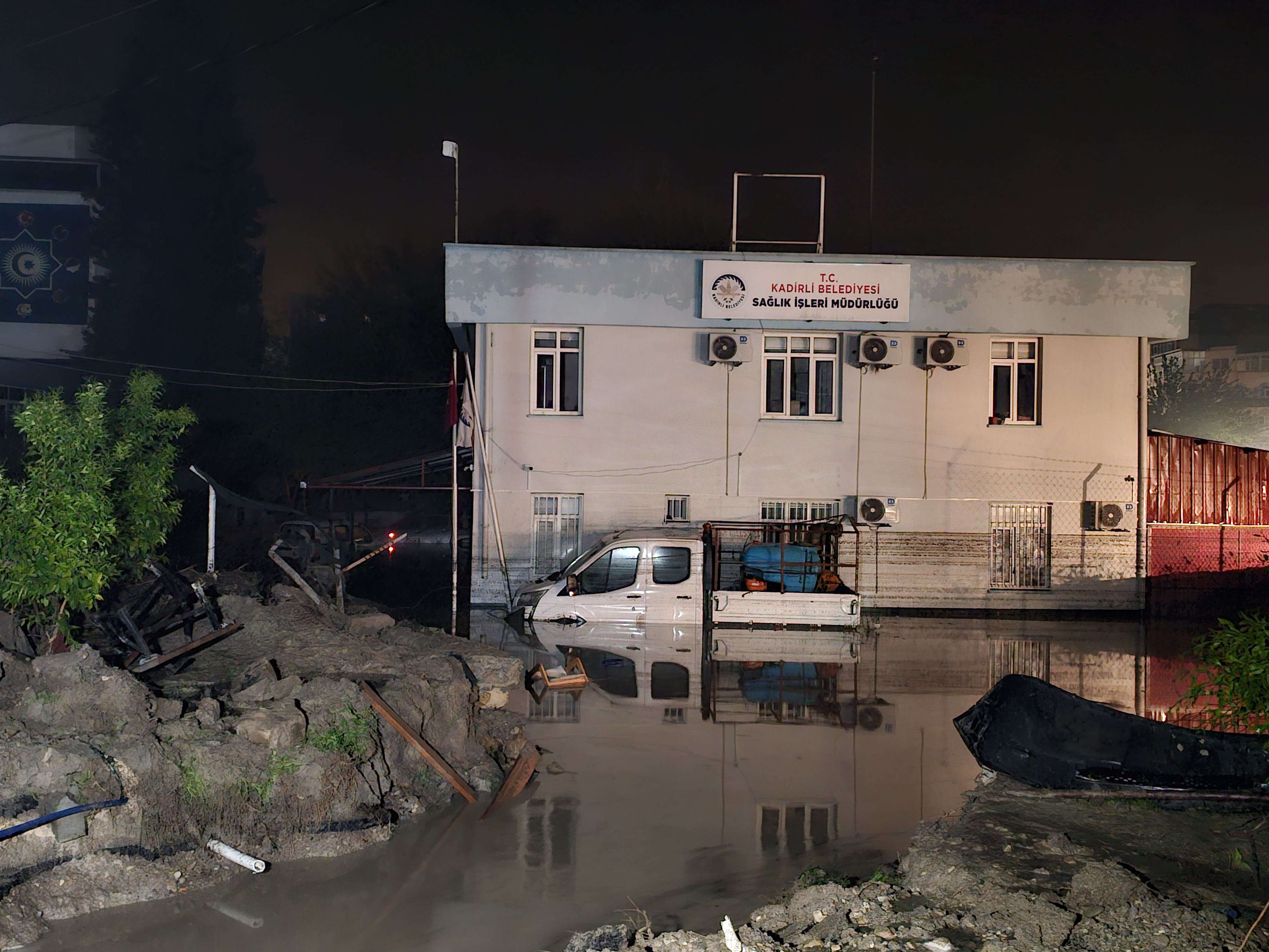 Osmaniye'de sağanak nedeniyle Savrun Çayı ve Bülbül Deresi taştı; sele kapılan otomobildeki 2 kişi öldü - Görsel 13