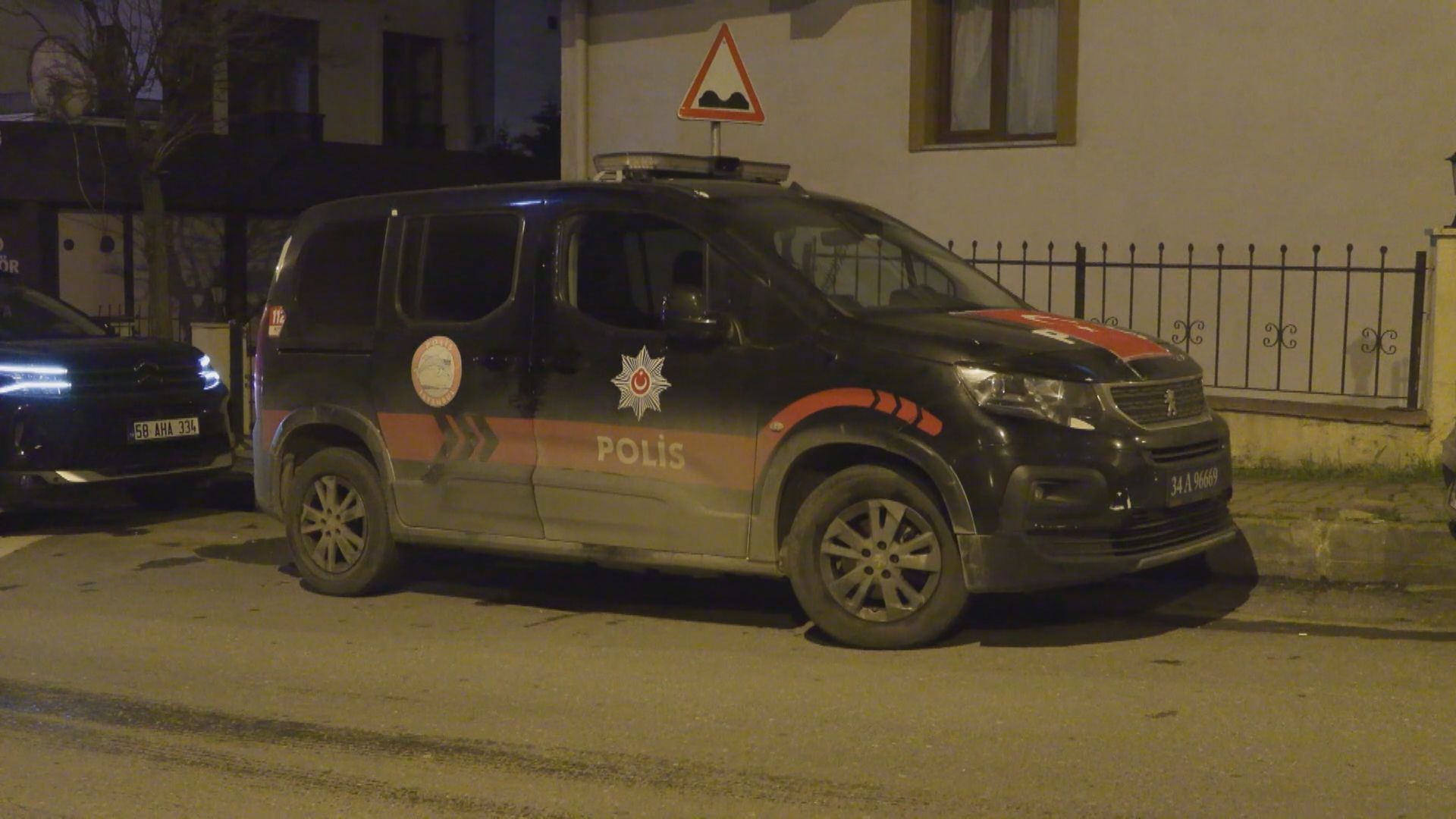 Çekmeköy'de annesi ve ağabeyini silahla öldürüp, diğer ağabeyini yaralayan şüpheli yakalandı - Görsel 3