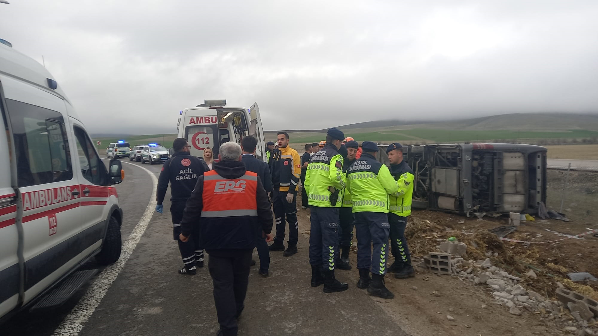 Aksaray'da tur otobüsü devrildi: 20 yaralı - Görsel 1
