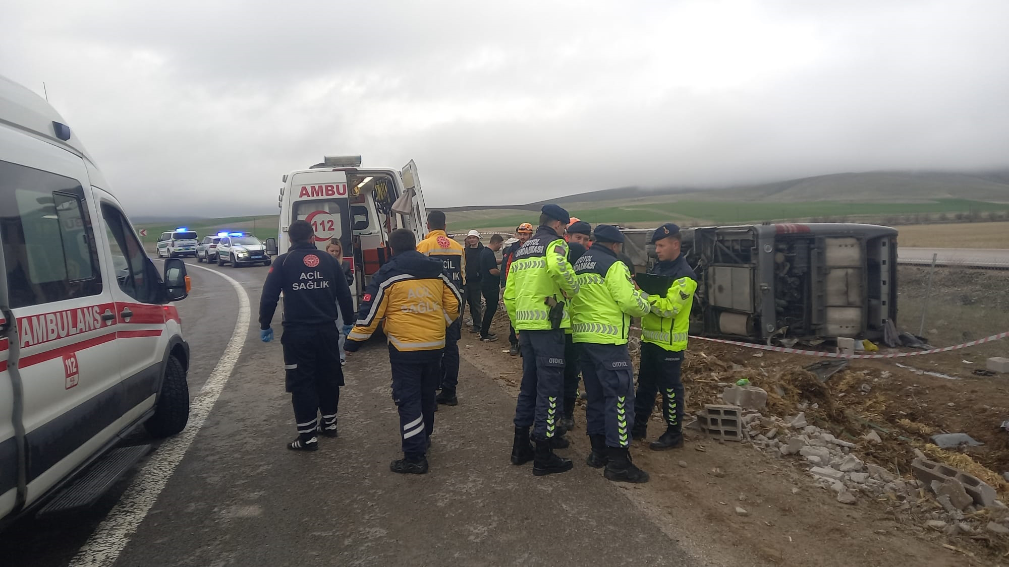 Aksaray'da tur otobüsü devrildi: 20 yaralı - Görsel 3