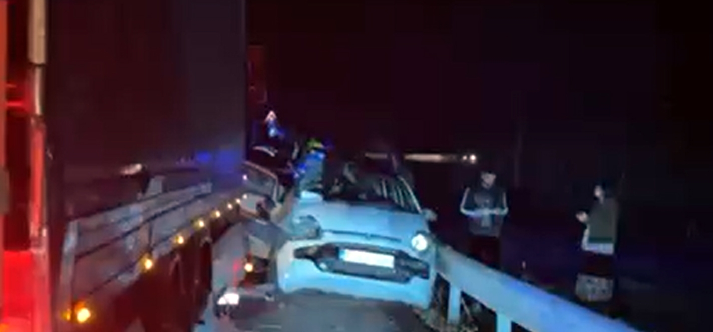 Antalya- Isparta kara yolununda Otomobil ile kamyon çarpıştı: 1 ölü, 4 yaralı - Görsel 1