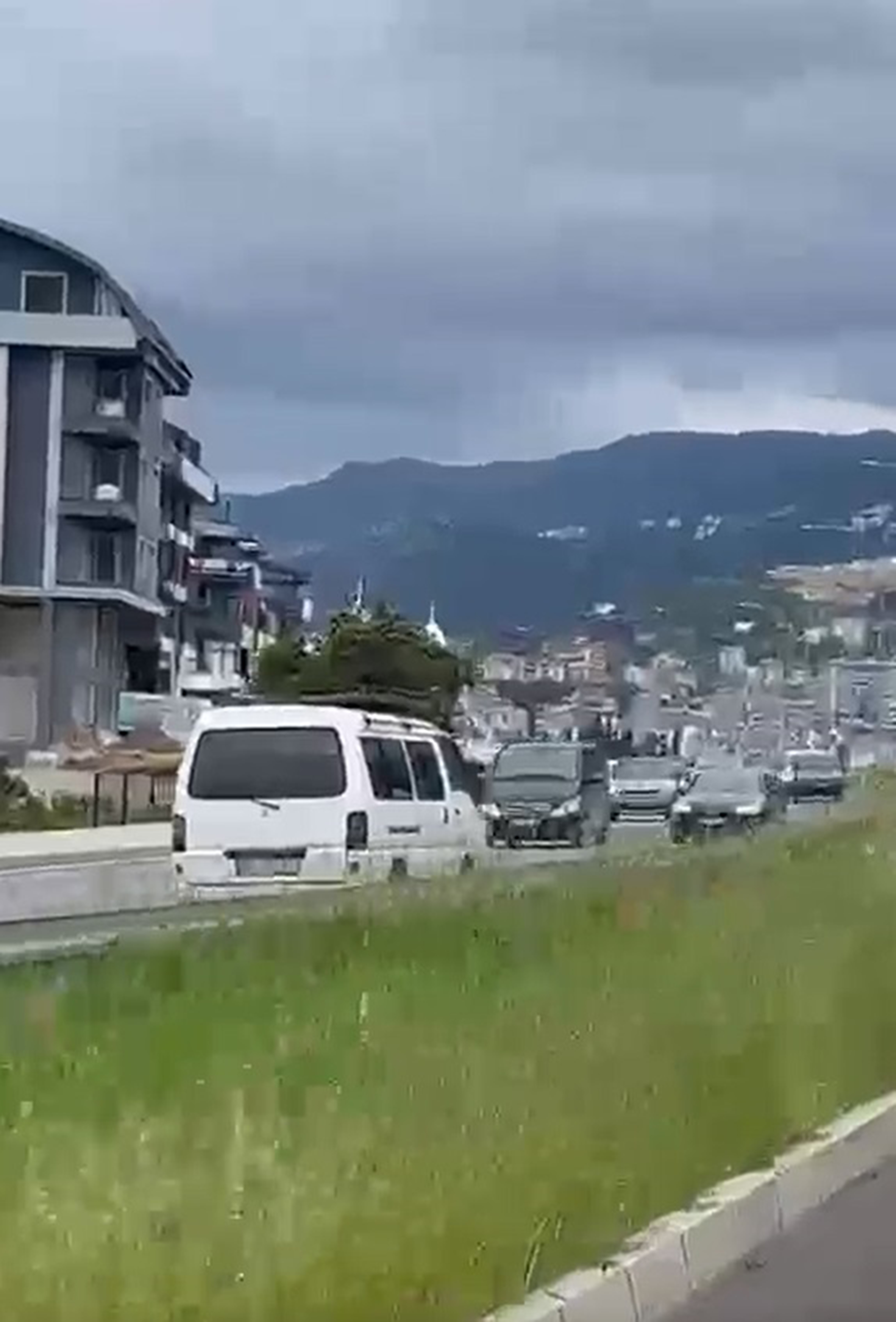 Minibüsüyle ters yönde ilerleyip trafiği tehlikeye atan sürücüye ceza - Görsel 1