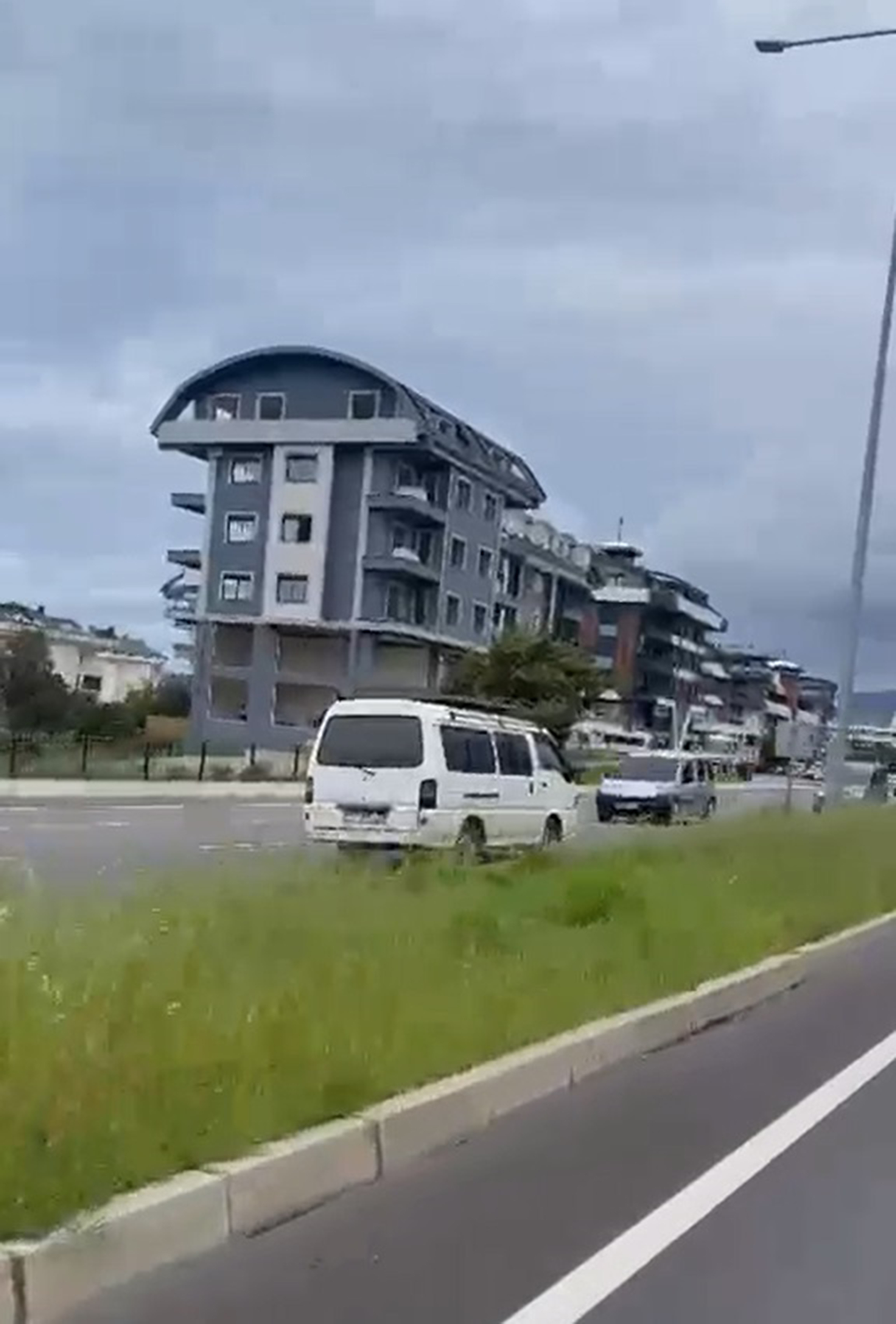 Minibüsüyle ters yönde ilerleyip trafiği tehlikeye atan sürücüye ceza - Görsel 2