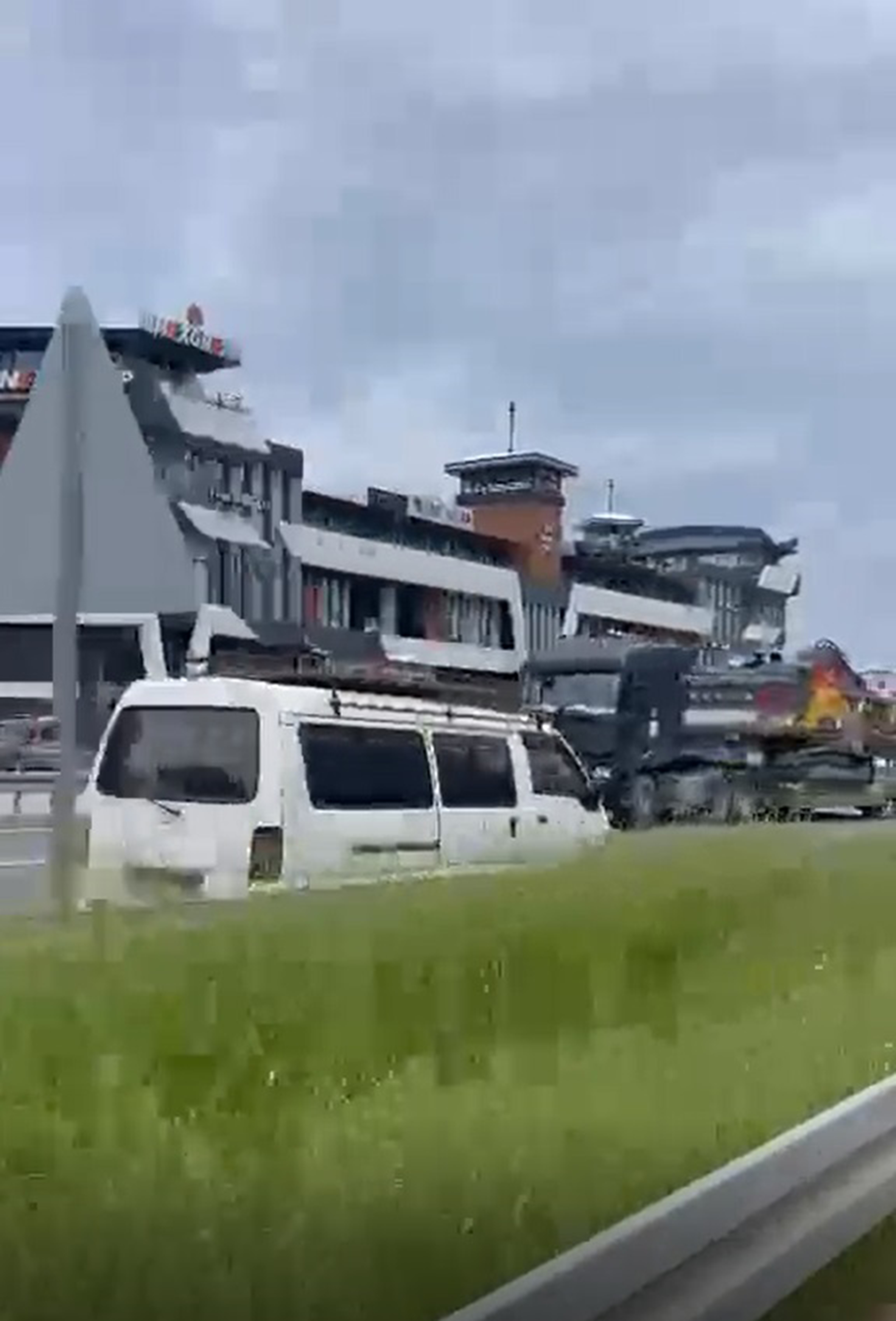 Minibüsüyle ters yönde ilerleyip trafiği tehlikeye atan sürücüye ceza - Görsel 3