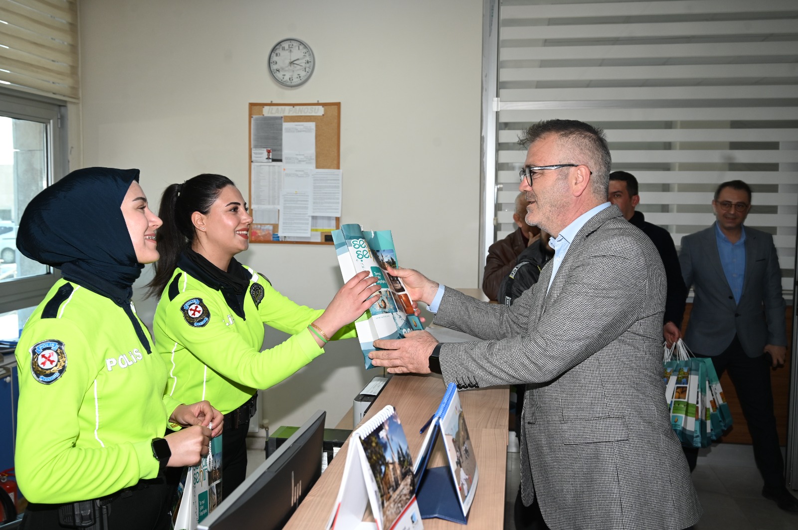 BAŞKAN USTAOĞLU, EMNİYET PERSONELİNİ UNUTMADI  - Görsel 3