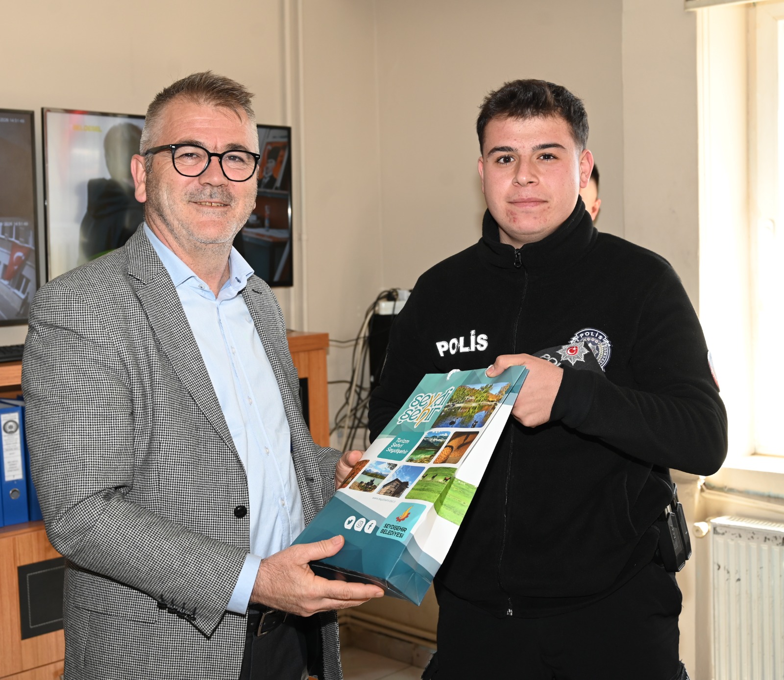 BAŞKAN USTAOĞLU, EMNİYET PERSONELİNİ UNUTMADI  - Görsel 4