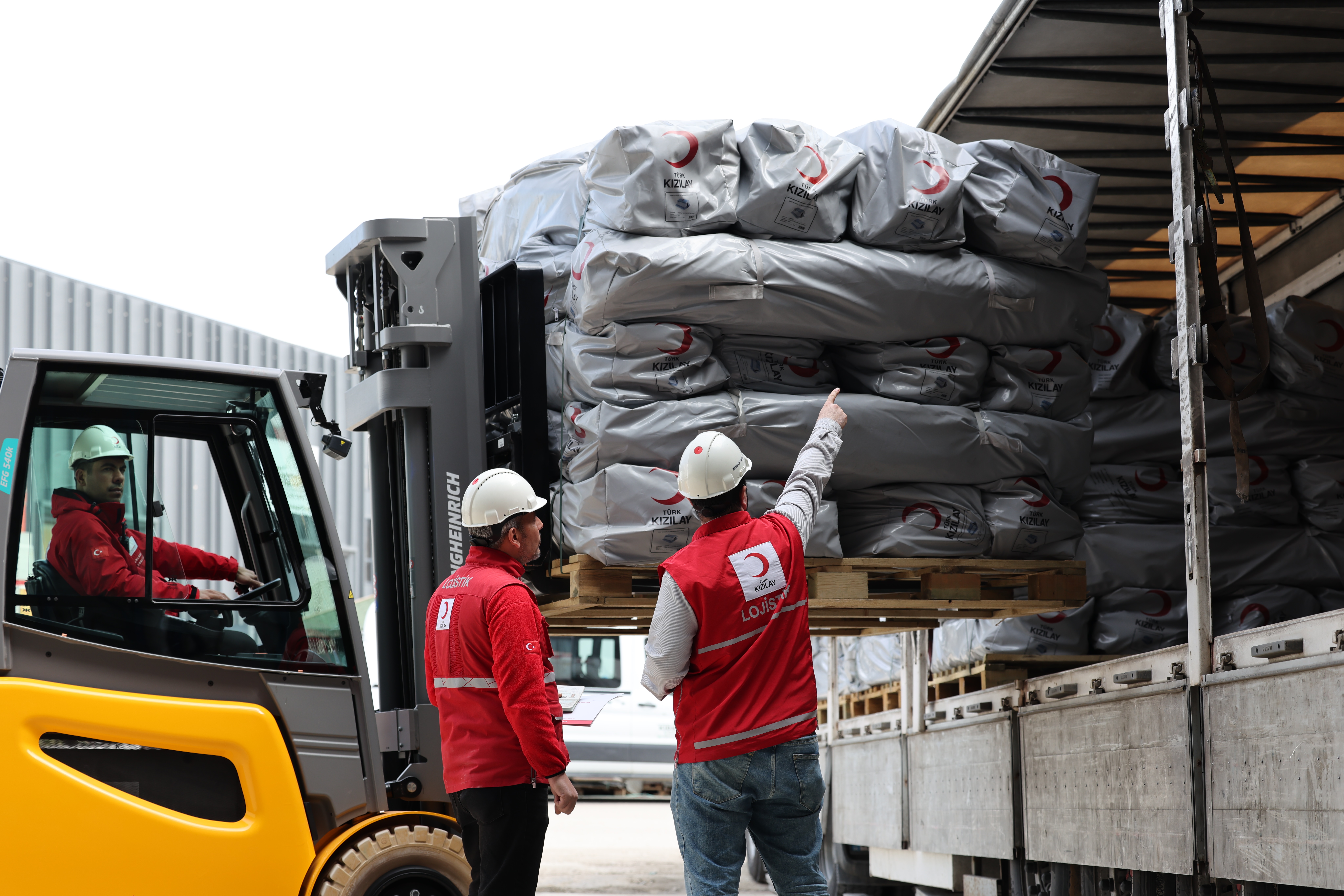 Türk Kızılay'dan, İran'a 4 TIR insani yardım - Görsel 1