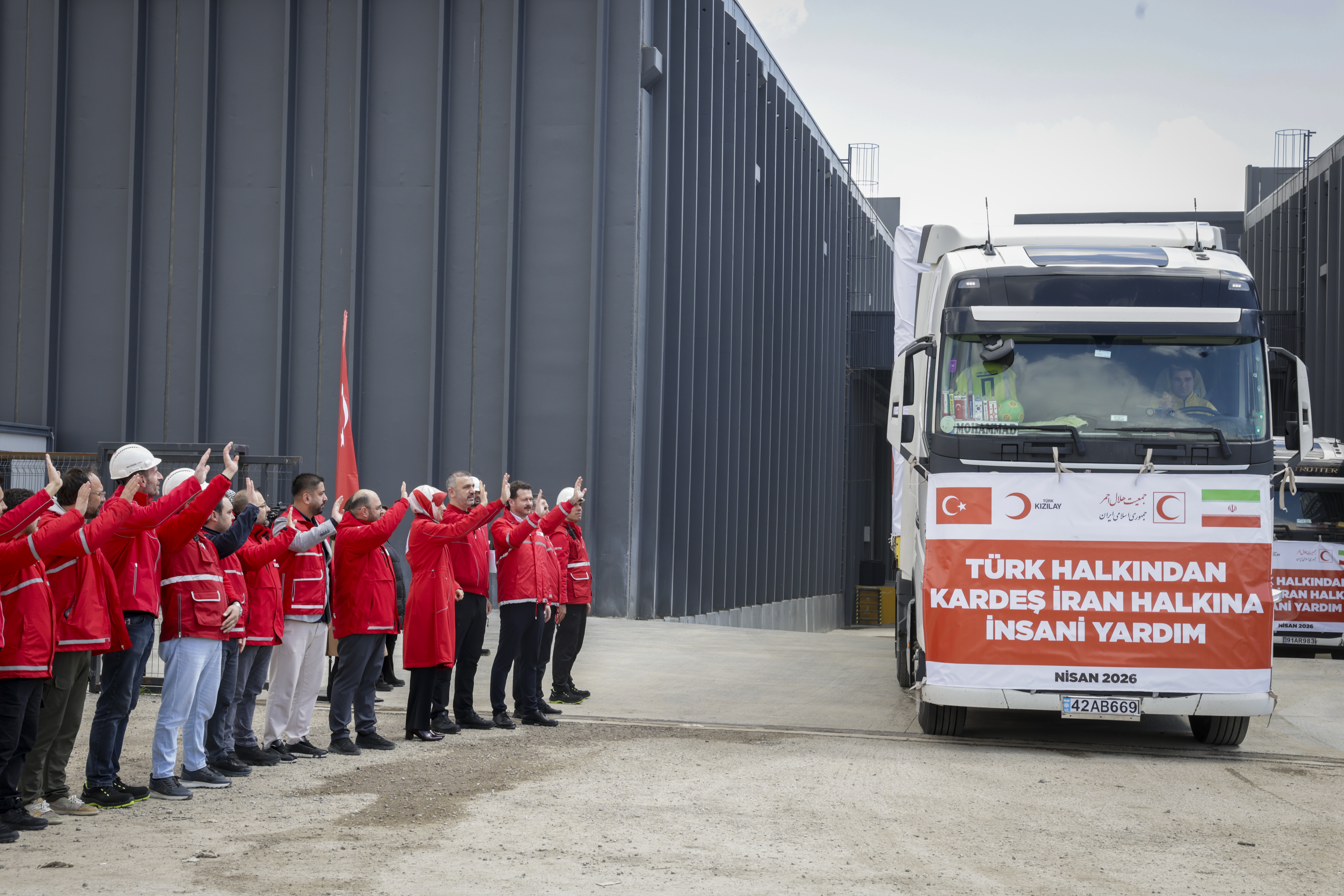 Türk Kızılay'dan, İran'a 4 TIR insani yardım - Görsel 2