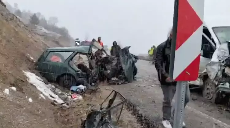 Gümüşhane - Öğretmenleri taşıyan servis minibüsü ile otomobil çarpıştı: 1 ölü, 9 yaralı - Görsel 1