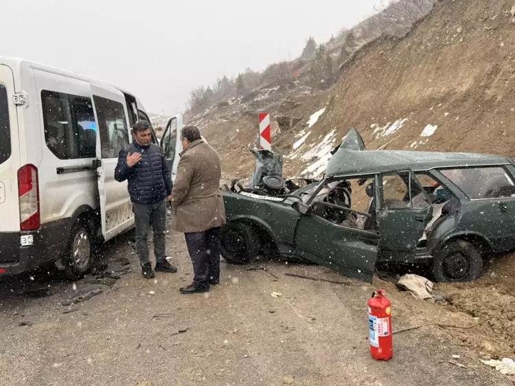 Gümüşhane - Öğretmenleri taşıyan servis minibüsü ile otomobil çarpıştı: 1 ölü, 9 yaralı - Görsel 2