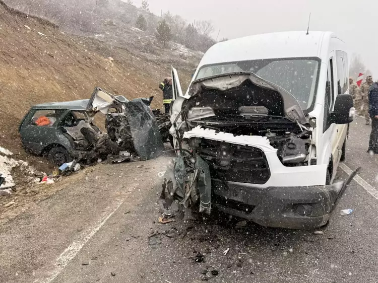 Gümüşhane - Öğretmenleri taşıyan servis minibüsü ile otomobil çarpıştı: 1 ölü, 9 yaralı - Görsel 3
