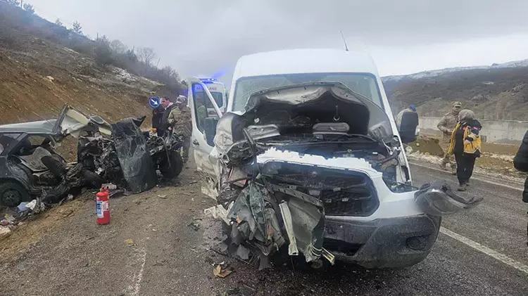 Gümüşhane - Öğretmenleri taşıyan servis minibüsü ile otomobil çarpıştı: 1 ölü, 9 yaralı - Görsel 4