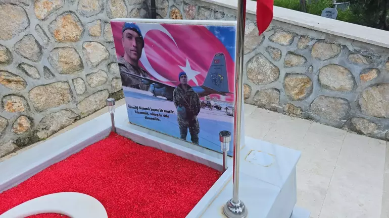 Şehidin kabrindeki minyatür heykeli çaldı; güvenlik kamerasına yakalandı - Görsel 2