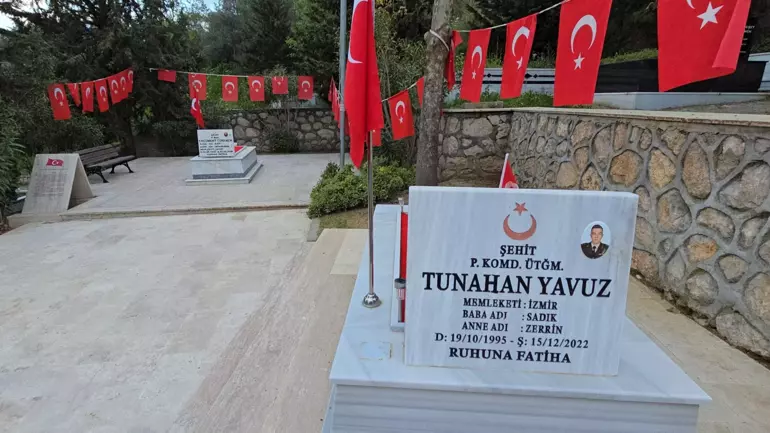 Şehidin kabrindeki minyatür heykeli çaldı; güvenlik kamerasına yakalandı - Görsel 3