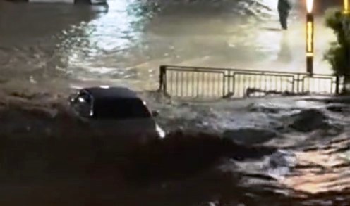 Osmaniye’de içinde 2 kişinin öldüğü otomobilin sele kapıldığı anlara ait görüntüler ortaya çıktı - Görsel 1