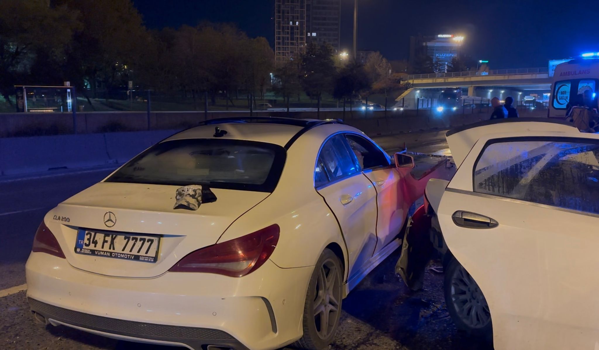 Ataşehir'de emniyet şeridinde aracından inen sürücüye otomobil çarptı: 1 ölü - Görsel 1