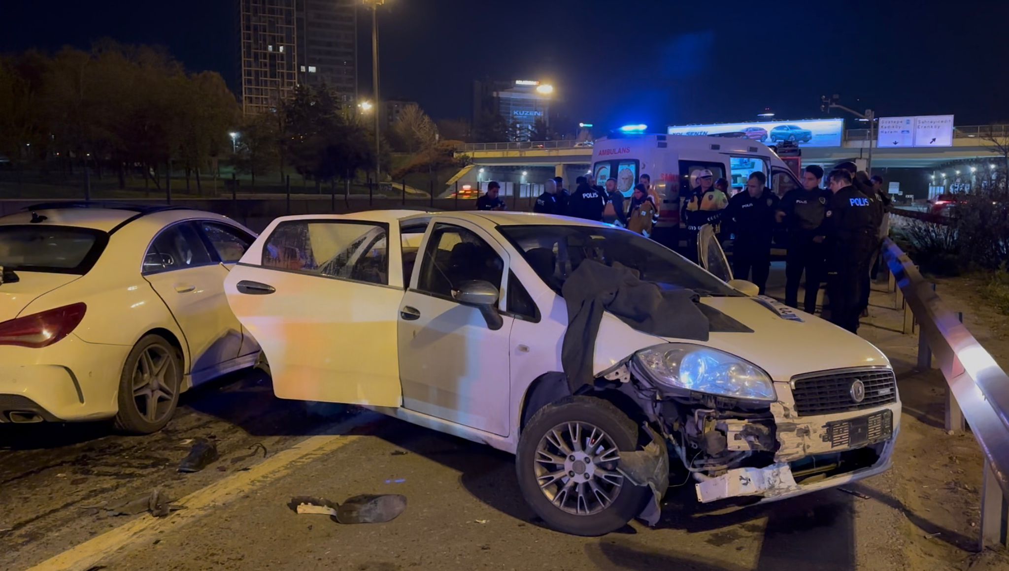 Ataşehir'de emniyet şeridinde aracından inen sürücüye otomobil çarptı: 1 ölü - Görsel 3