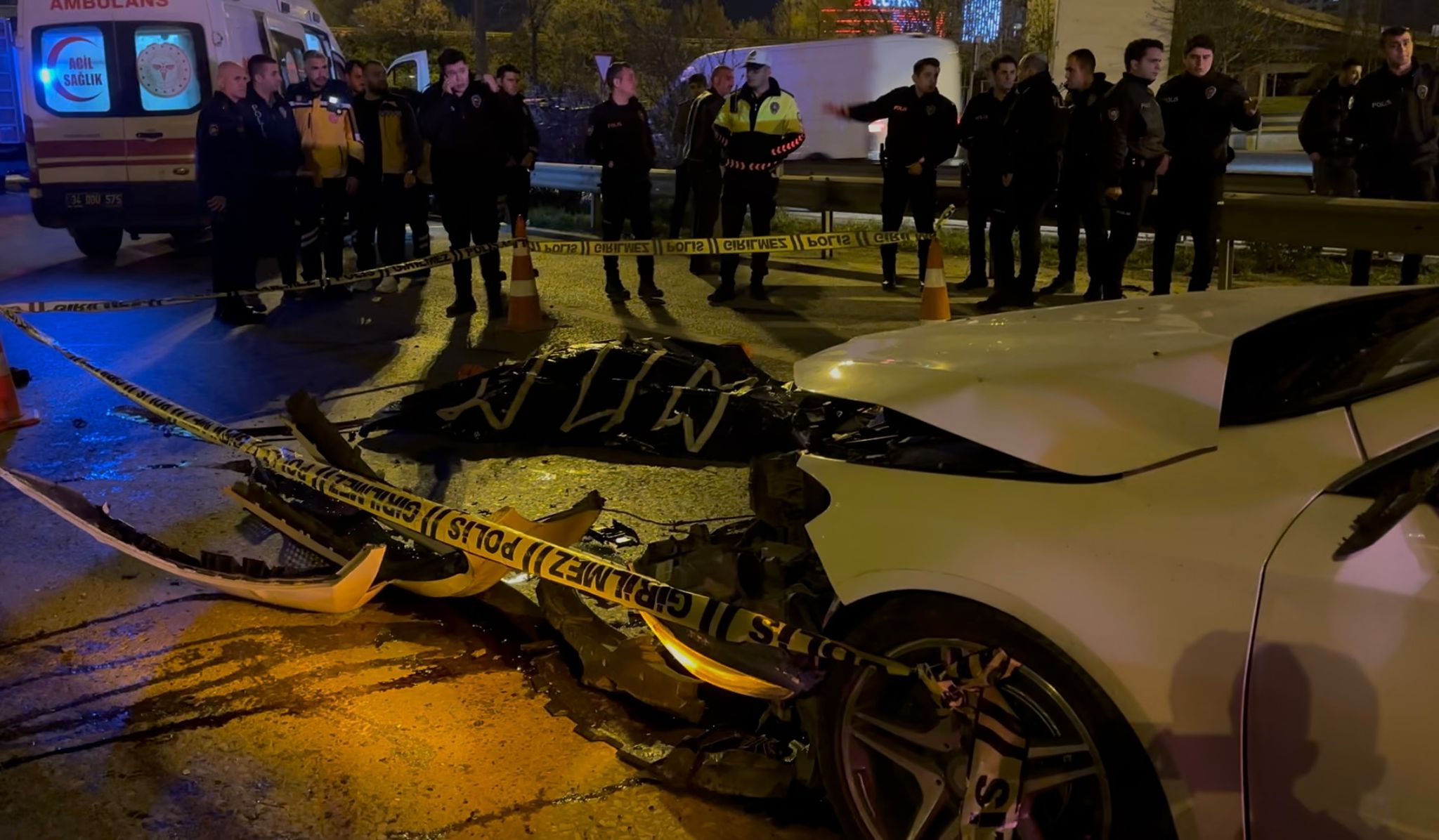 Ataşehir'de emniyet şeridinde aracından inen sürücüye otomobil çarptı: 1 ölü - Görsel 4