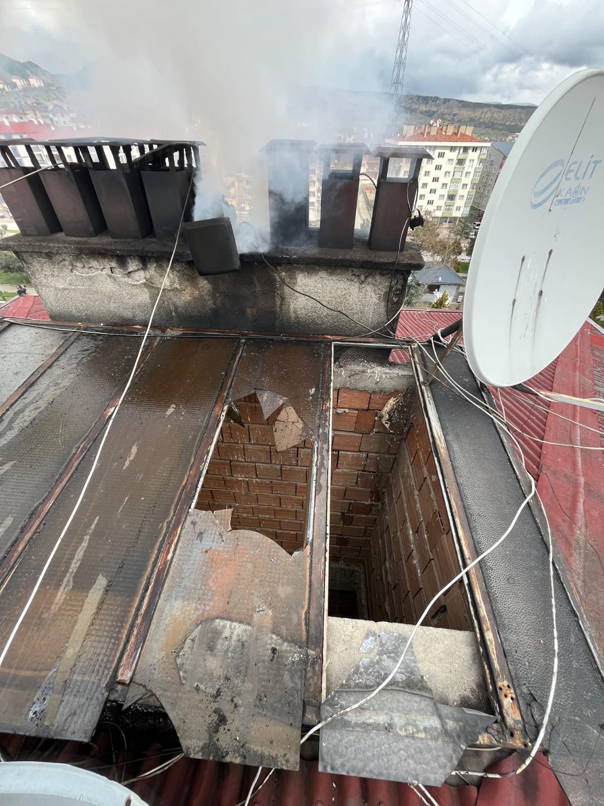 Bacadaki yangına müdahale etmek isterken apartman boşluğuna düşüp öldü - Görsel 1